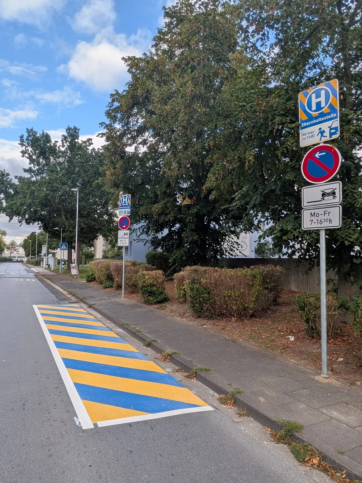 In der vergangenen Woche wurden die beiden Bereiche an der Lichtenberger Straße gelb und blau als neue Elternhaltestellen markiert.