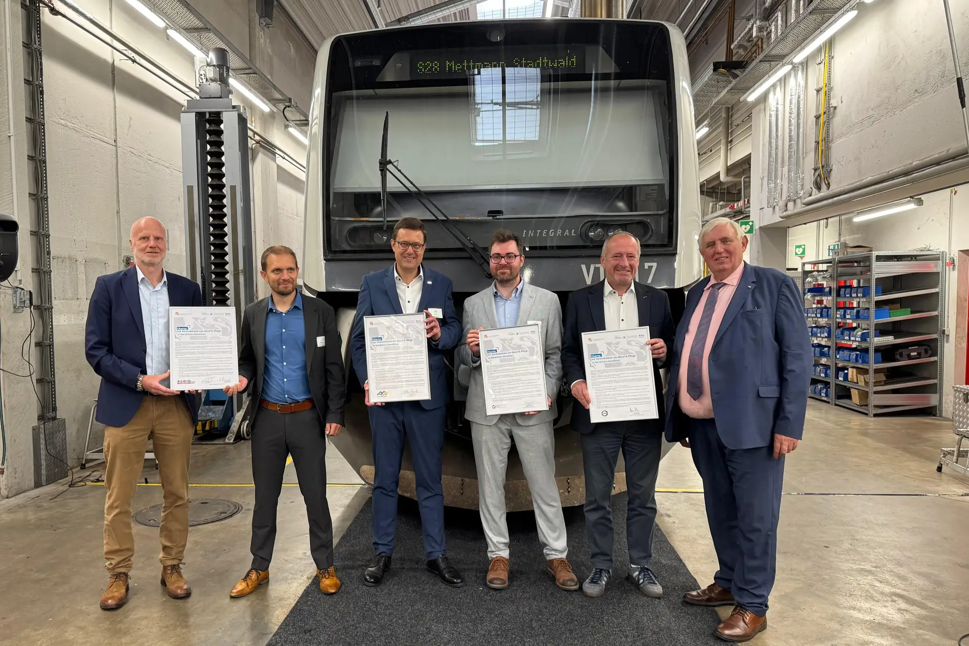 NRW-Arbeitsminister Karl-Josef Laumann mit Unterzeichnern der Charta „Vereinbarkeit von Beruf und Pflege“ in Mettmann. Von links: Rolf Ommen, Götz Nink (beide Regiobahn), Kreisdirektor Philipp Gilbert (Kreis Mettmann), Simon Taps ( Kreishandwerkerschaft) , Oliver Wittke (Verkehrsverbund Rhein-Ruhr) und NRW-Arbeitsminister Karl-Josef Laumann.