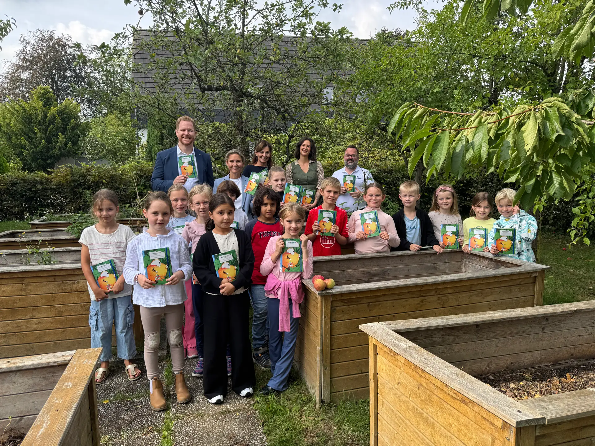 Personengruppe im Schulgarten der Adolf-Clarenbach-Schule mit Bürgermeister Björn Kerkmann, Landrätin Dr. Bettina Warnecke, Schulleiterin Susanne Glage, Lea Habitz und Andreas Bauermeister.
