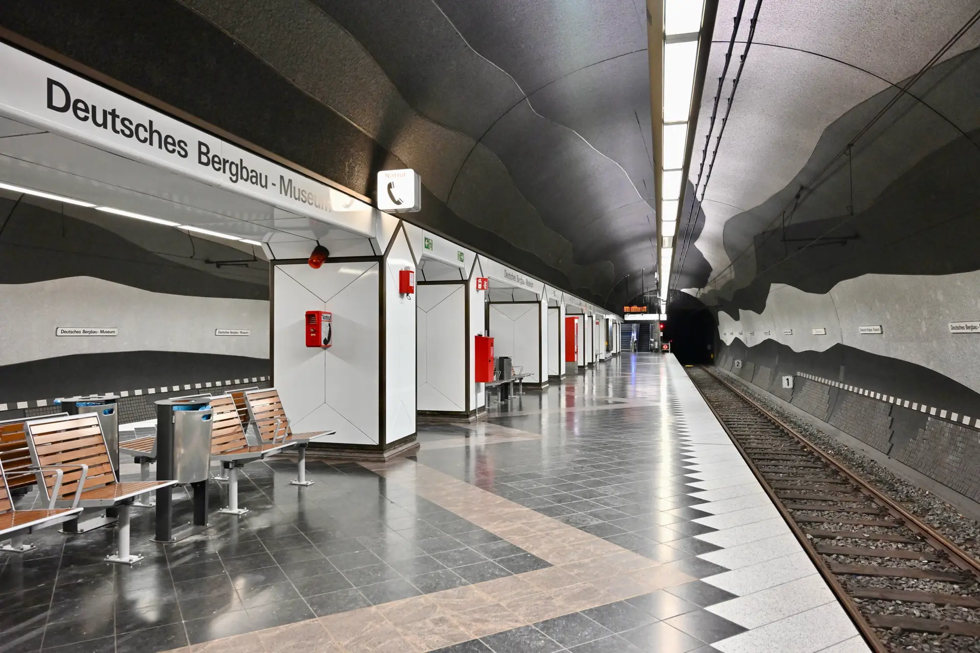 Tag des Denkmals und Anerkennung der U-Bahnstation Deutsches Bergbau-Museum in Bochum als Denkmal am 13.09.2026 mit Übergabe der Denkmalplakette durch Dagmar Stallmann von der Stadt Bochum an Bezirksbürgermeisterin Barbara Jessel.