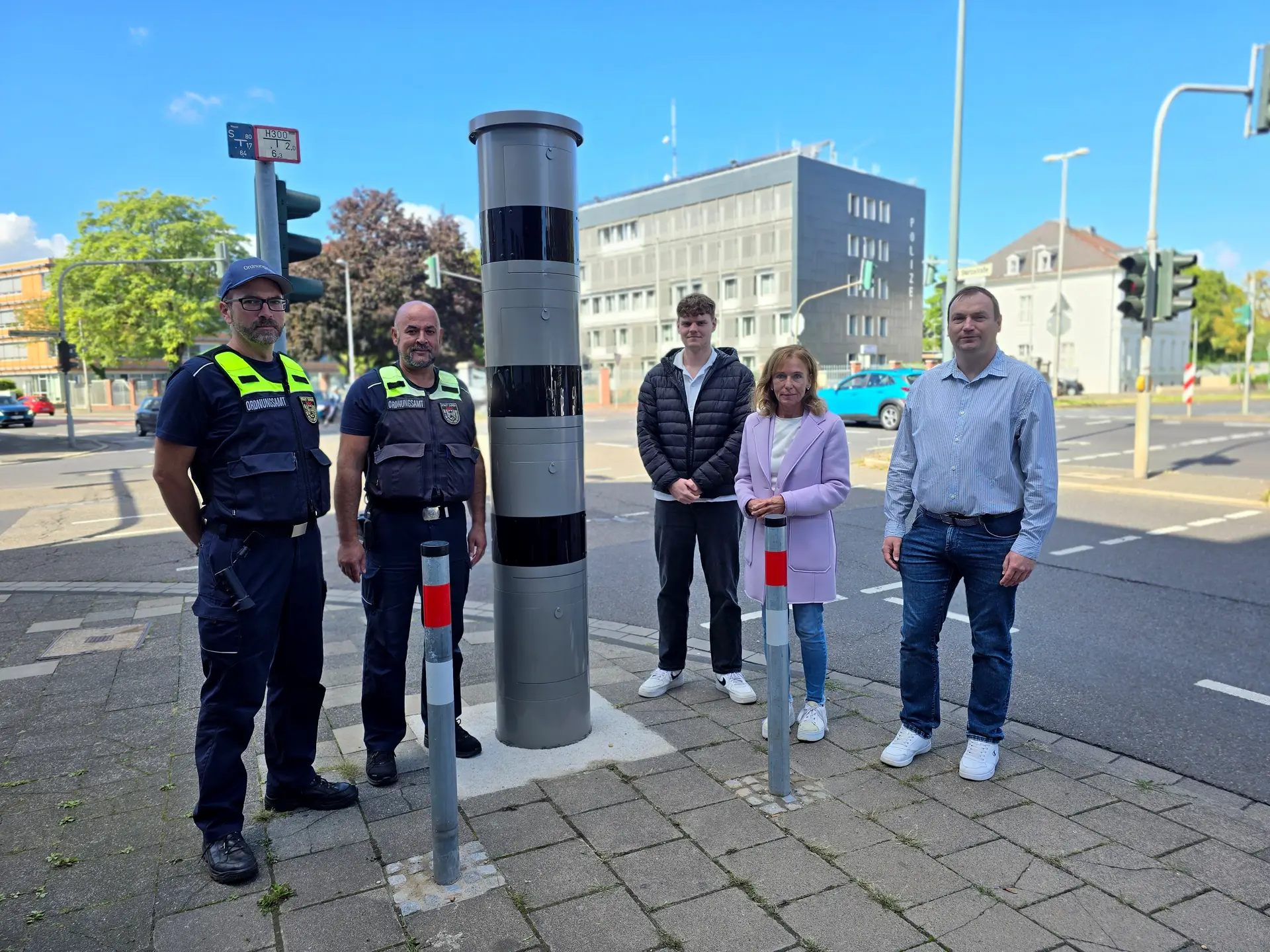 Messanlage für Rotlicht- und Geschwindigkeitsverstöße an der Kreuzung in Betrieb
