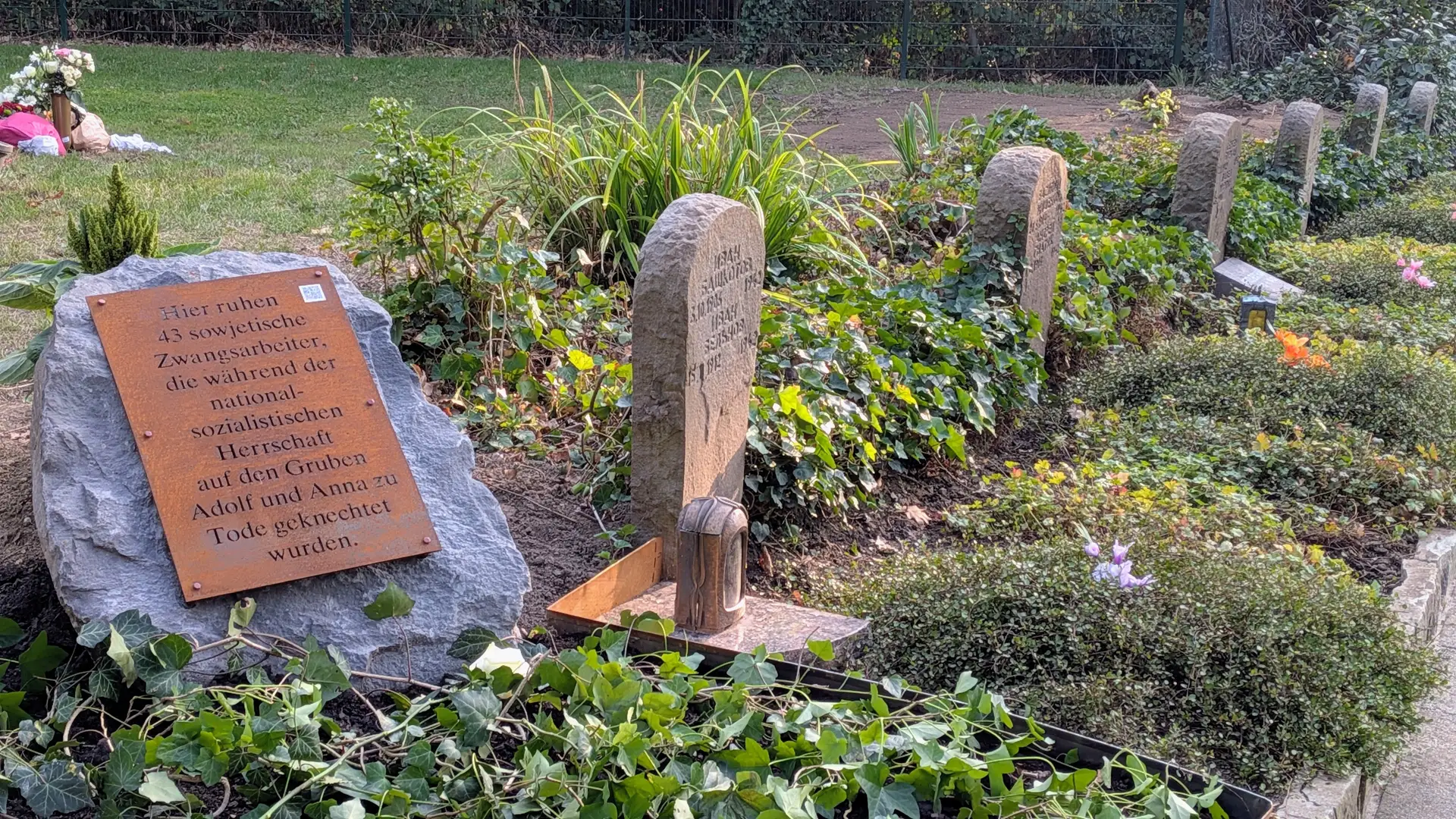 Neue Gedenktafel auf dem Friedhof Lange Hecke in Merkstein