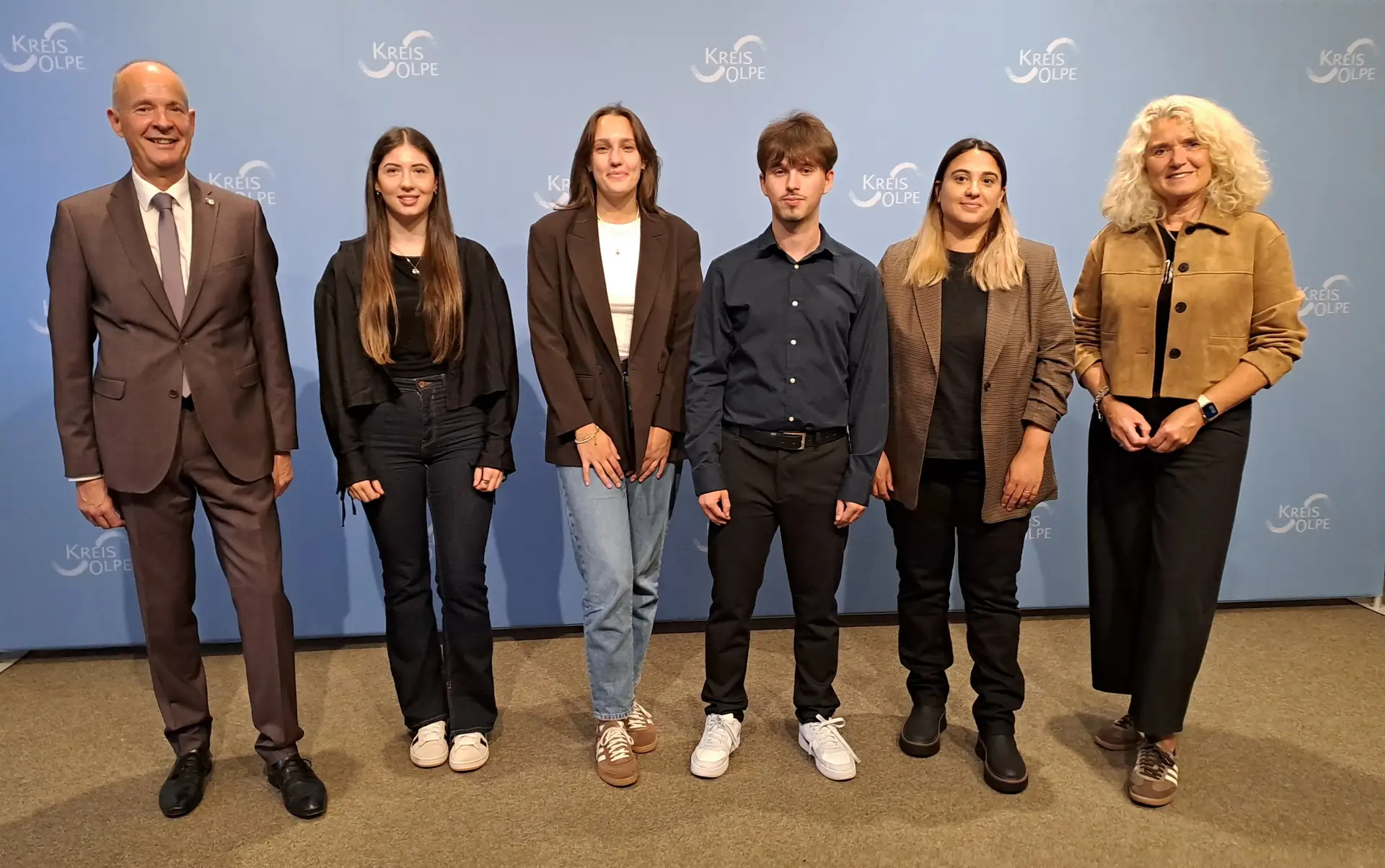 Landrat Theo Melcher und Ausbildungsleiterin Andrea Klein begrüßen die neuen Kreisinspektoranwärterinnen Lara Friedrichs, Hannah Hütte und Sonja Schrameyer sowie den Kreisinspektoranwärter Lukas Schürholz.