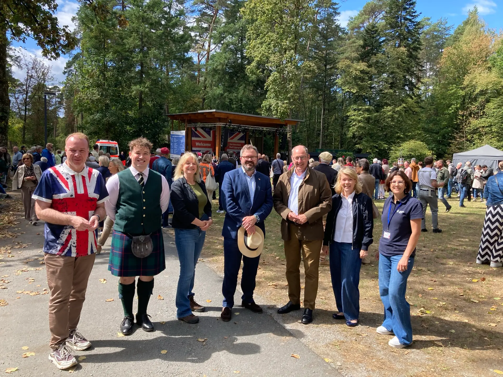 Auf die deutsch-britische Freundschaft: Bad Lippspringes Bürgermeister Ulrich Lange, Verbindungsoffizier John Gildea, die britische Honorarkonsulin Susan Speller, der Kommandeur der Normandy Barracks Colonel Tom Jefford, Paderborn Bürgermeister Stefan-Oliver Strate mit Ehefrau Tanja und Gartenschau-Geschäftsführerin Rehana Rühmann (von links) haben am Samstagmittag gemeinsam das 3. British Weekend in der Gartensch…