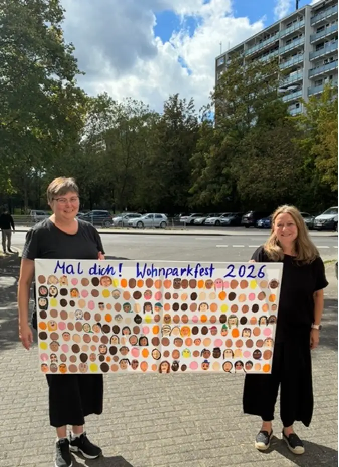 Ute Braun, Leitung Stadtteilwohnung in Niederpleis, (links) und Susanne Katzki, Leitung Familienzentrum NRW der Stadt Sankt Augustin -Wacholderweg-, (rechts) erwarten die Gäste zum Wohnparkfest.