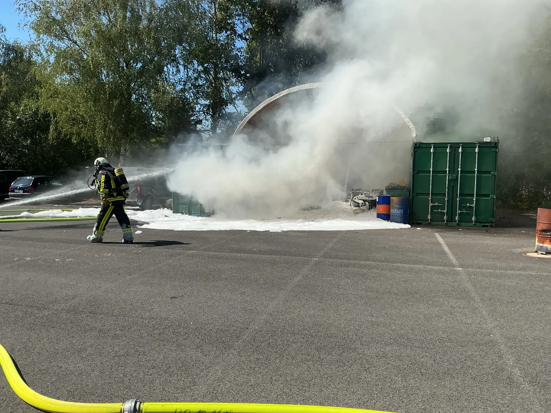 FW-BO: Brand von zwei Überseecontainern in Bochum-Wattenscheid - Starke Rauchentwicklung im Bereich der Lohrheidestraße