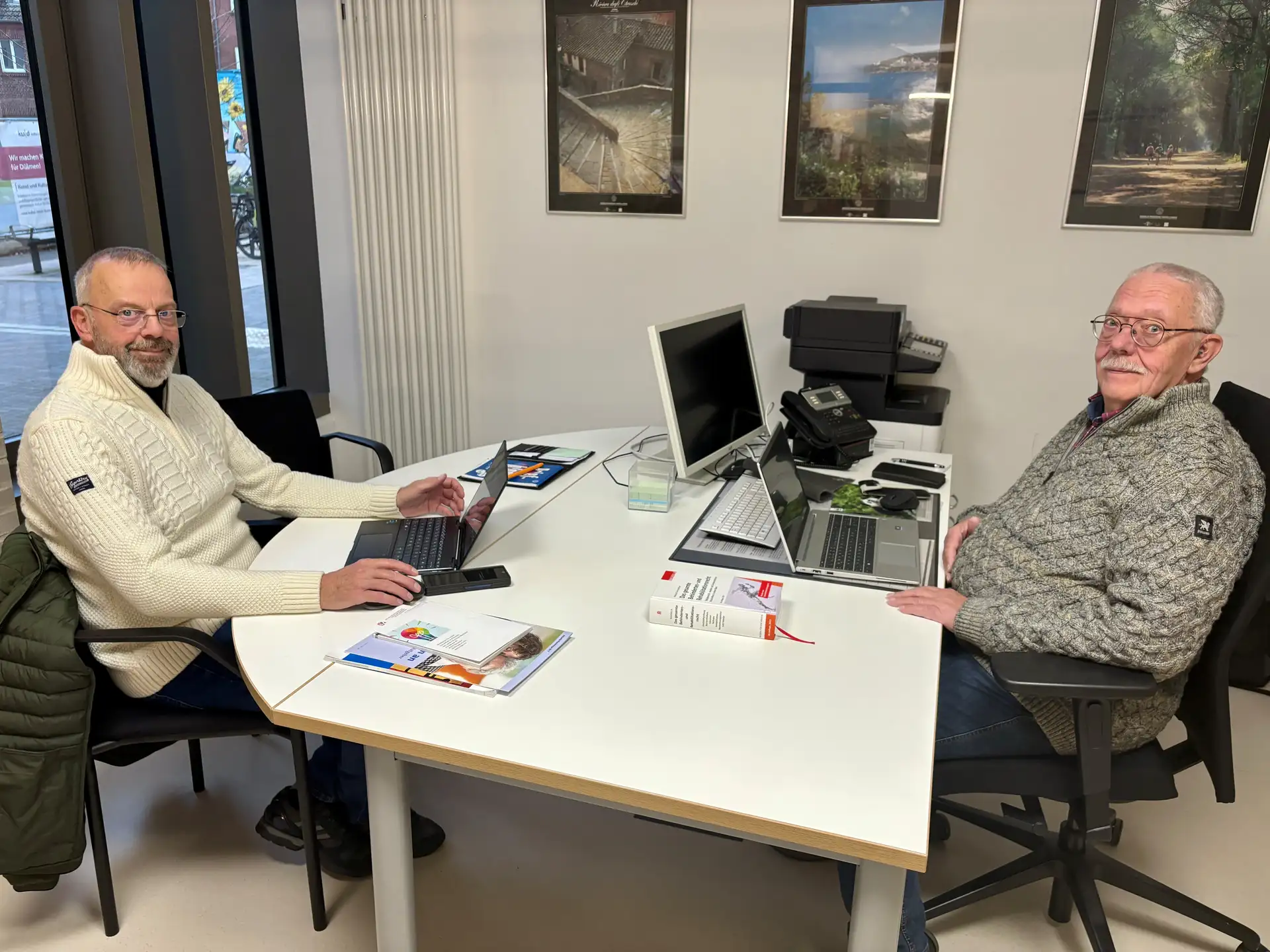 Siegfried Niggemann und Wolfgang Großmann im städtischen Beratungsraum im einsA.