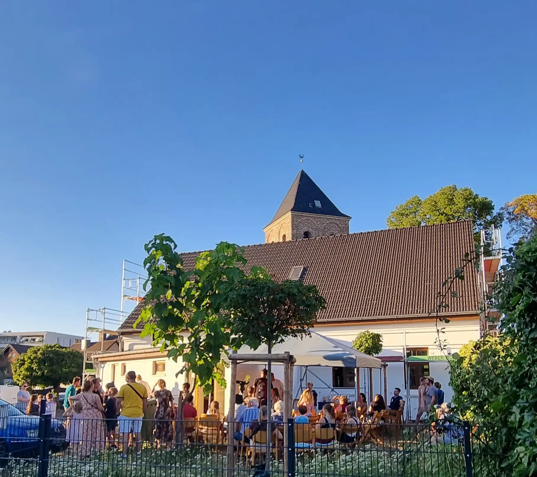 Großes Besucherinteresse bei Beobachtung der partiellen Sonnenfinsternis in der Stadtbücherei Niederkassel
