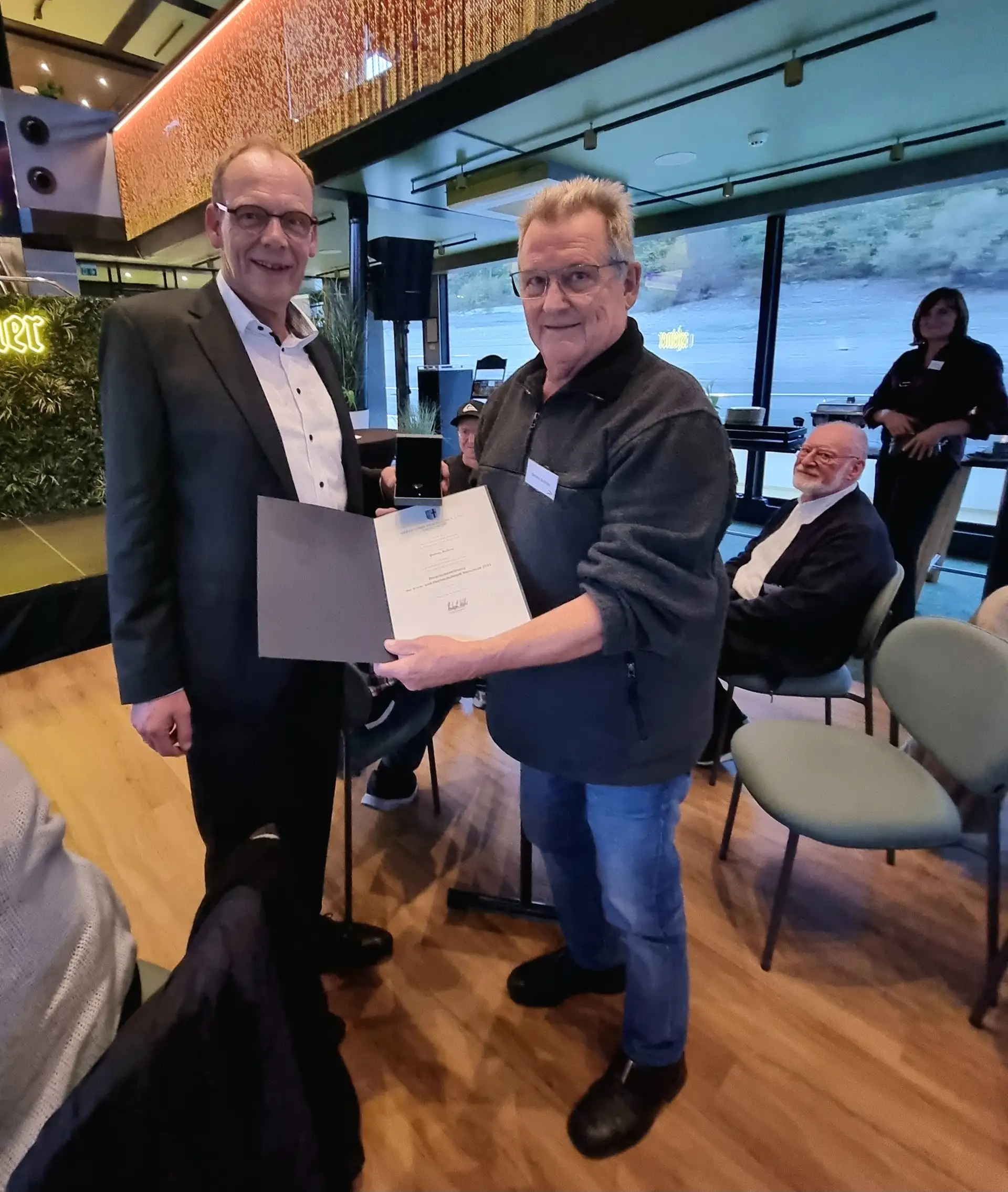 Benno Bohne (re.) erhielt aus der Hand von Bürgermeister Christoph Weber die Ehrenauszeichnung 2026 der Kreis- und Hochschulstadt Meschede.
