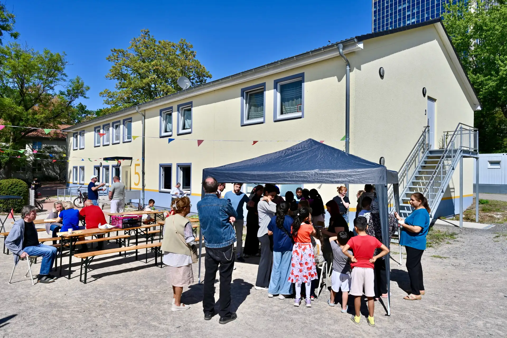 Sozialamtsleiter Andreas Pamp und Bezirksbürgermeister Olaf Peters beim Sommerfest mit Spiel- und Schminkmöglichkeiten für Kinder in der Unterkunft an der Wohlfahrtstraße in Bochum am 24.08.2026.