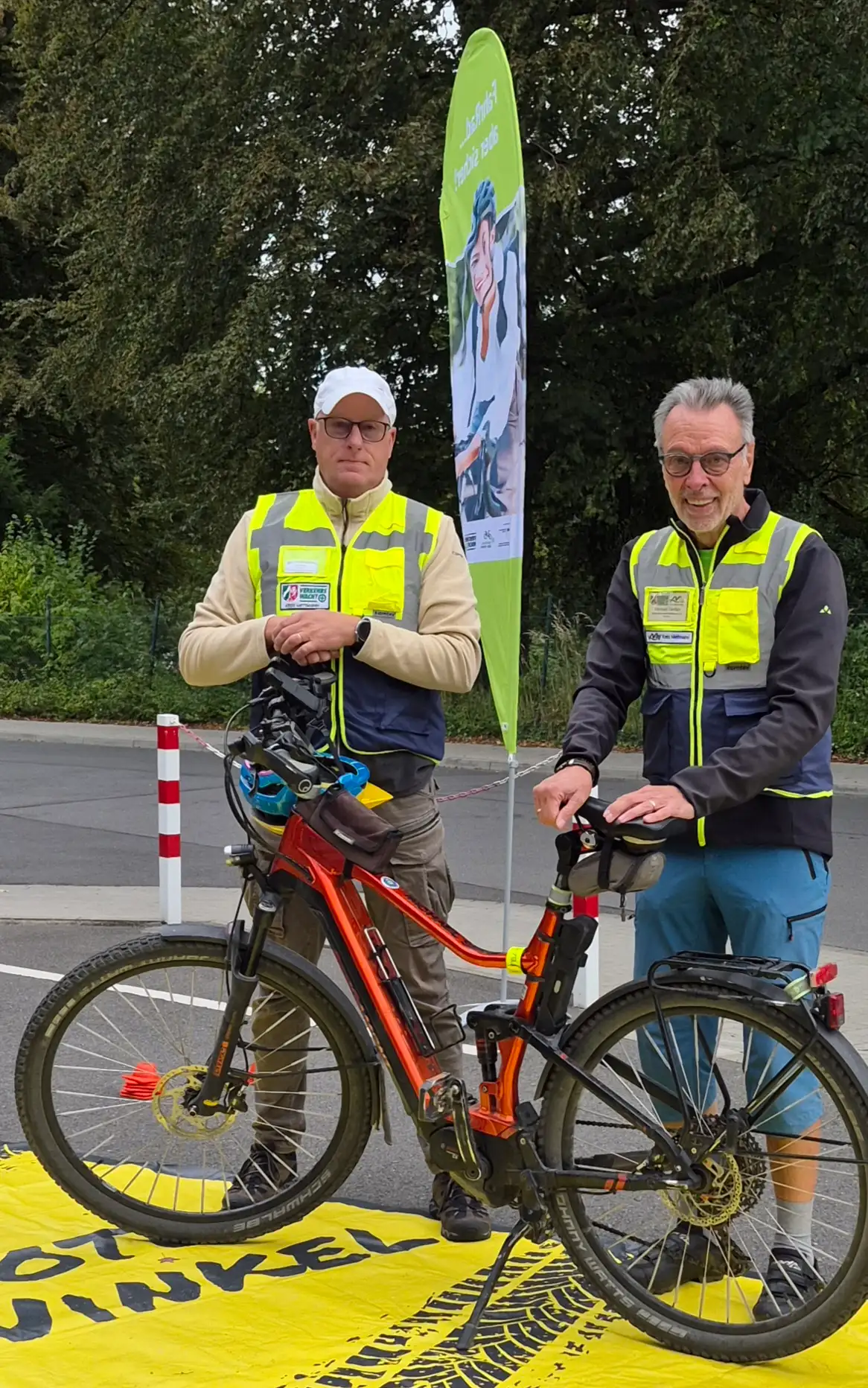 Zwei Personen der Kreisverkehrswacht bei einem Pedelec-Training; im Hintergrund sind weitere Kursbeteiligte zu erkennen.