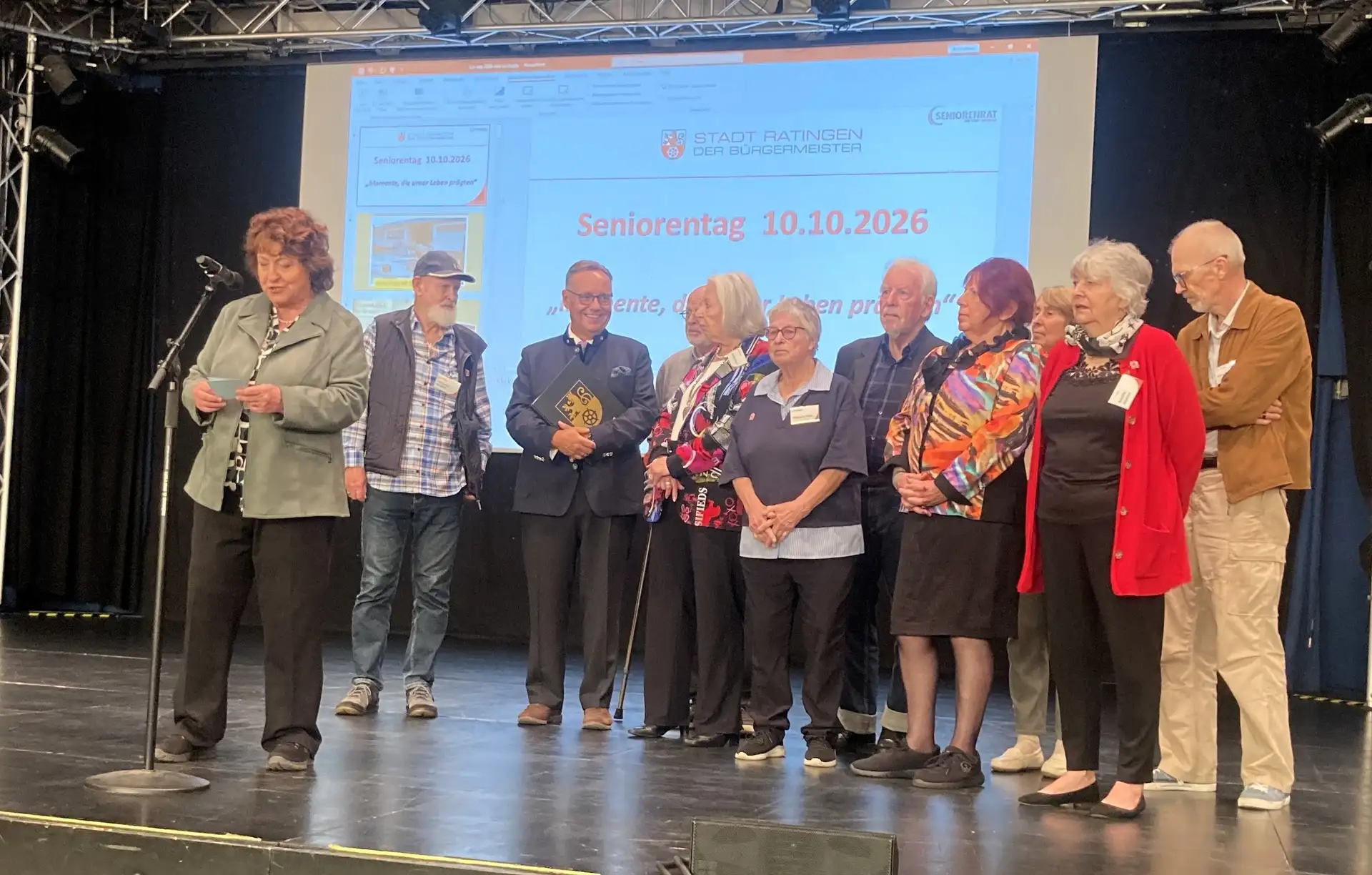 Andrea Behrens und der stellvertretende Bürgermeister Michael Droste begrüßen Besucher beim Ratinger Seniorentag.