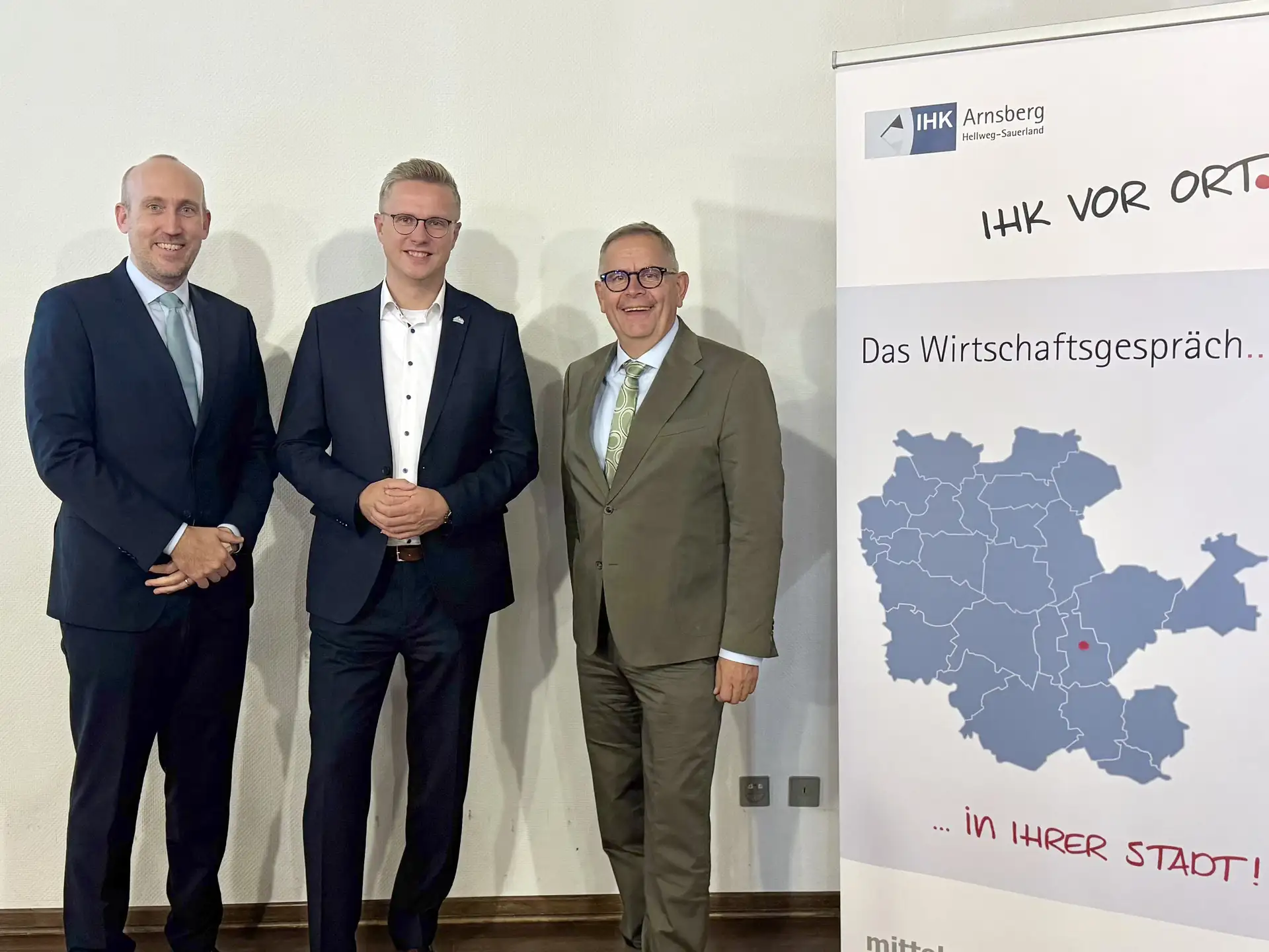 Jede Menge Impulse beim IHK-Wirtschaftsgespräch mit rund 60 geladenen Gästen im Haus des Gastes in Olsberg: (v.li.) IHK-Hauptgeschäftsführer Jörg Nolte, Olsbergs Bürgermeister Patrick Potthoff und IHK-Präsident Andreas Knappstein.
