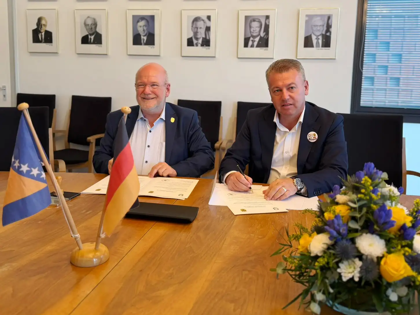 Zwei Bürgermeister unterzeichnen eine gemeinsame Erklärung zur Städtepartnerschaft zwischen Düren und Gradačac anlässlich des 25-jährigen Jubiläums.