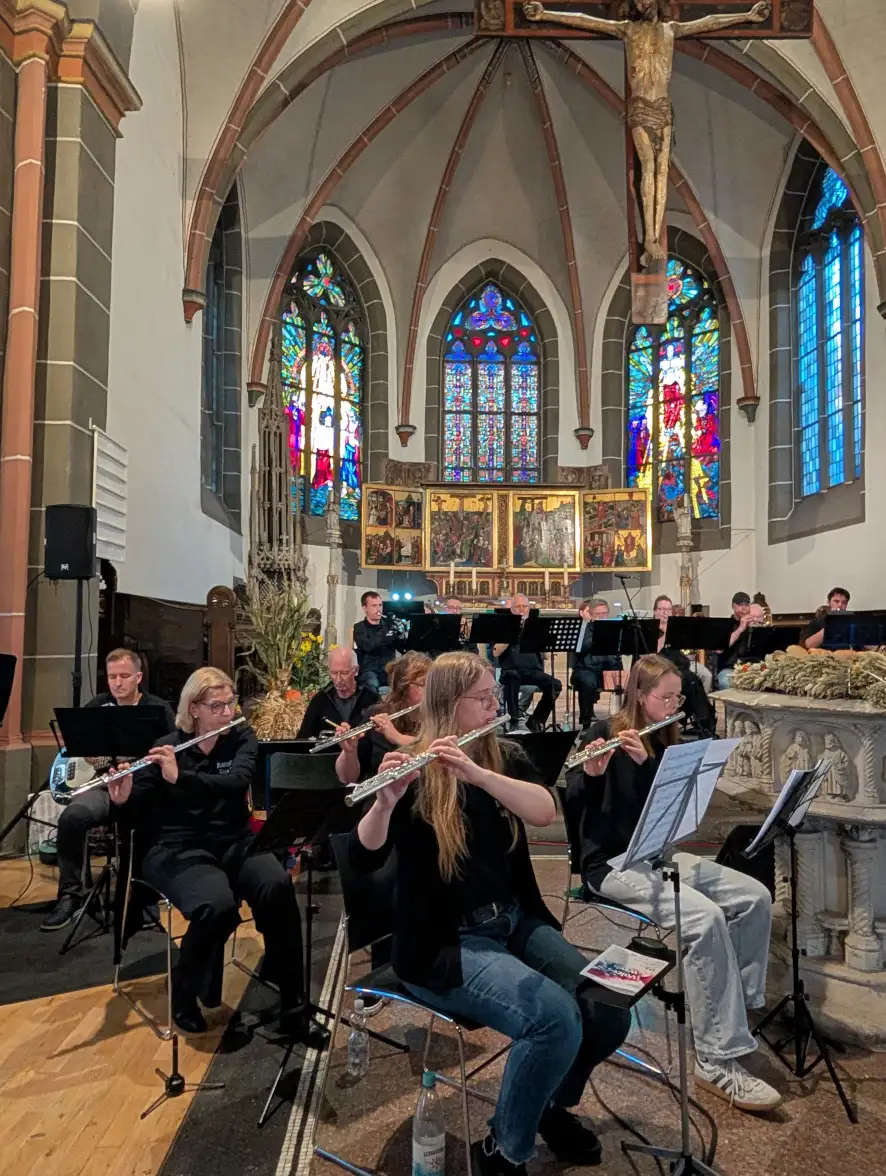 Die Kombination aus jungen Stimmen und großem Blasorchester sorgte für einen abwechslungsreichen Konzertabend in der Stadtkirche St. Georg.