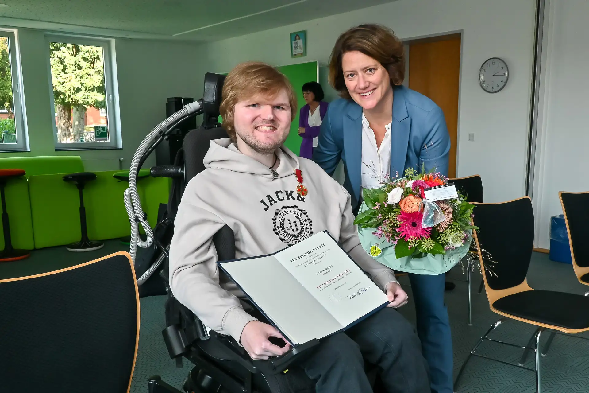 Landrätin Katharina Reinhold überreichte die Bundesverdienstmedaille an Marius Ebel.