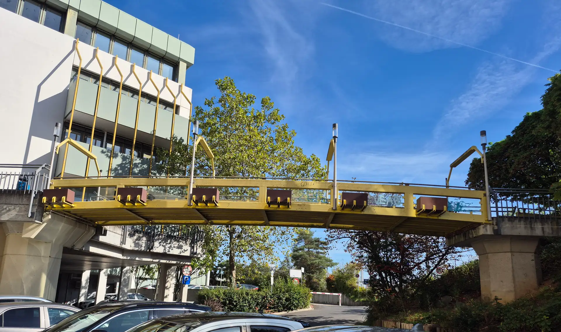 Bild 1: Ansicht der Grantham Brücke im Sankt Augustiner Zentrum Bild 2: Plan mit Darstellung des Parkplatzes hinter dem Ärztehaus, Markt 71 in Sankt Augustin. Der Parkplatz (rote Markierung) kann am 30.09.2026 nicht genutzt werden.