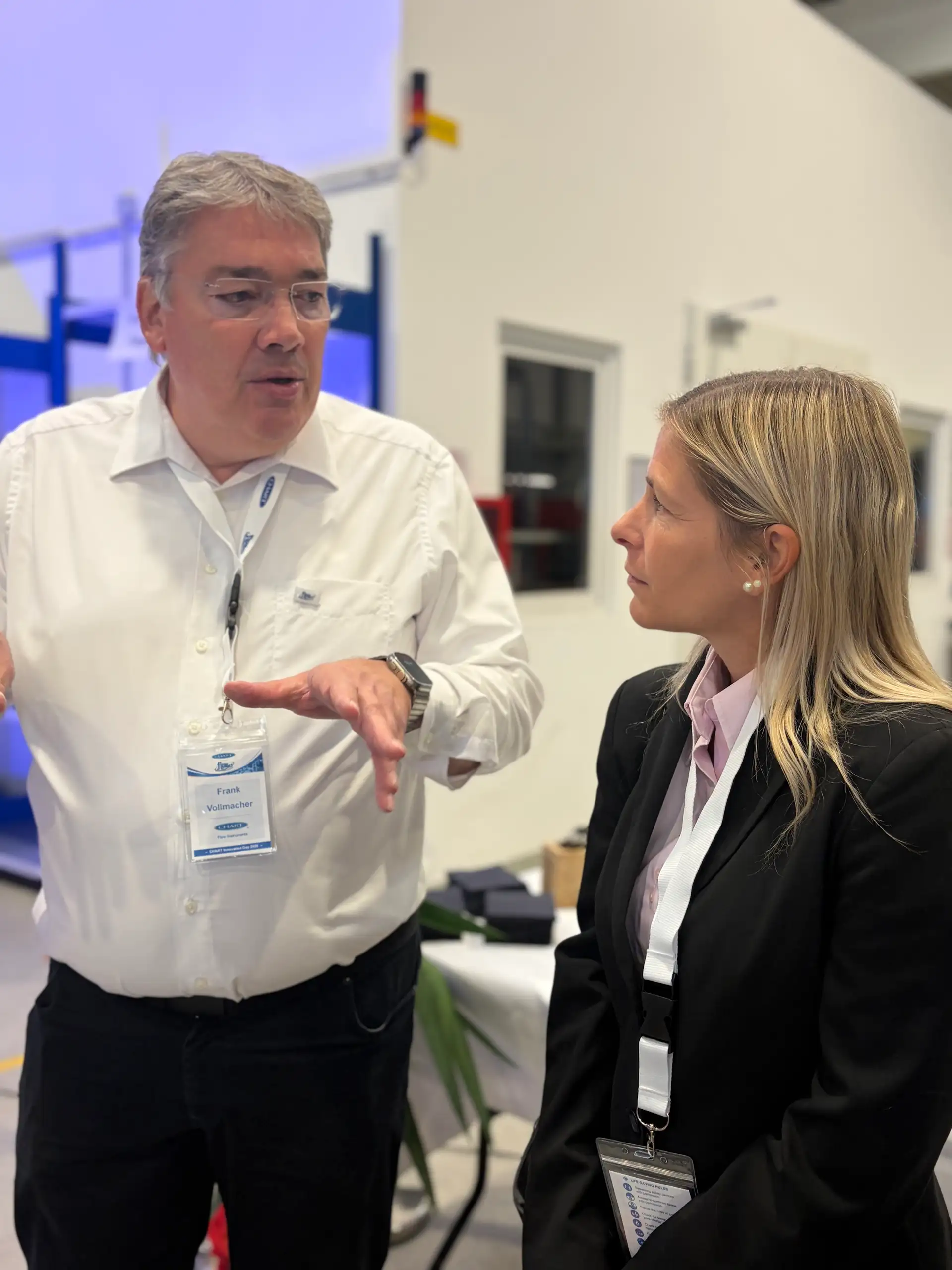Frank Vollmacher erläutert Bürgermeisterin Sonja Wienecke bei einem Betriebsbesuch etwas.