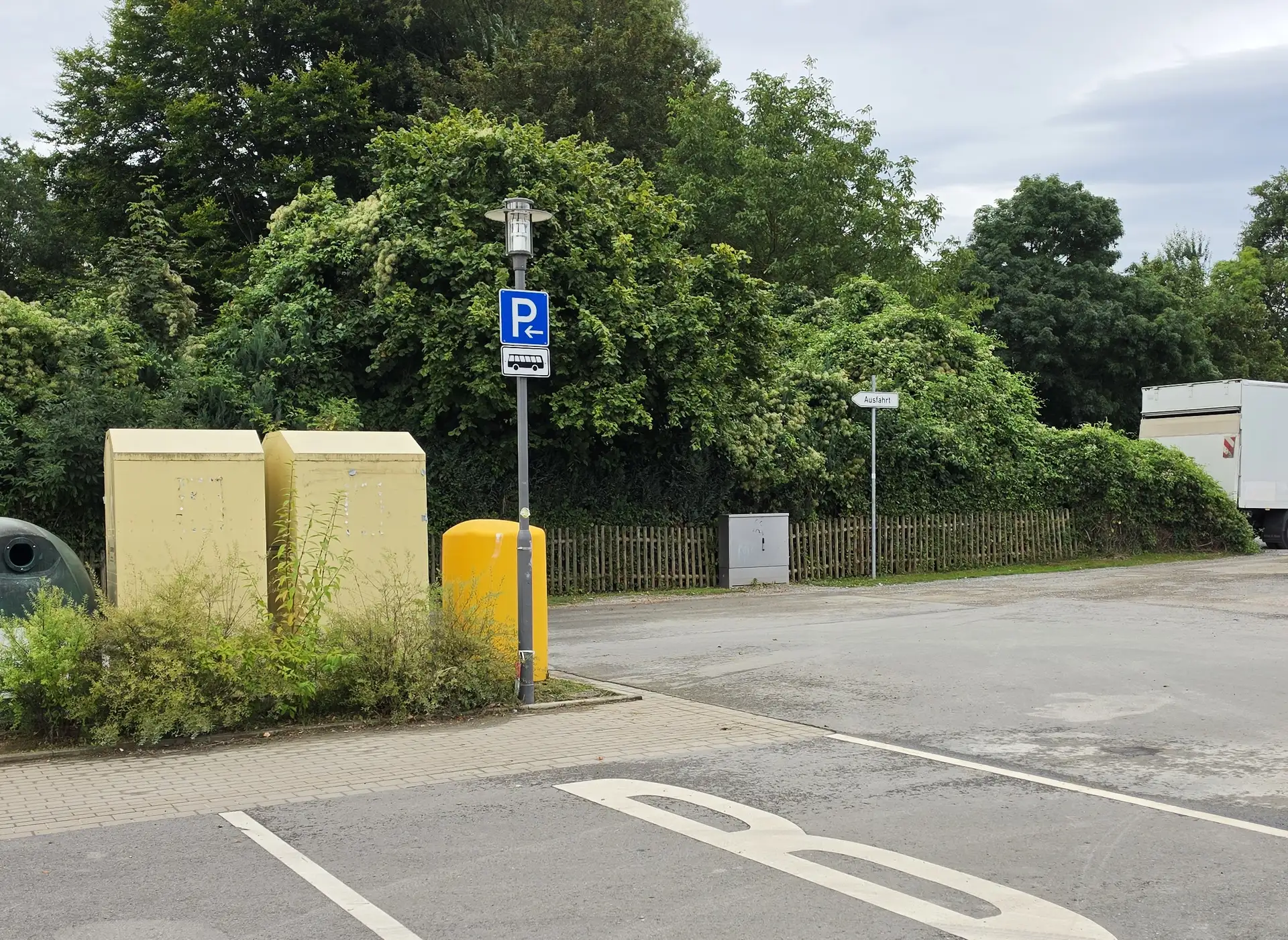 Neuer zentraler Sammelplatz für Altkleider am Regenstorplatz in Lemgo