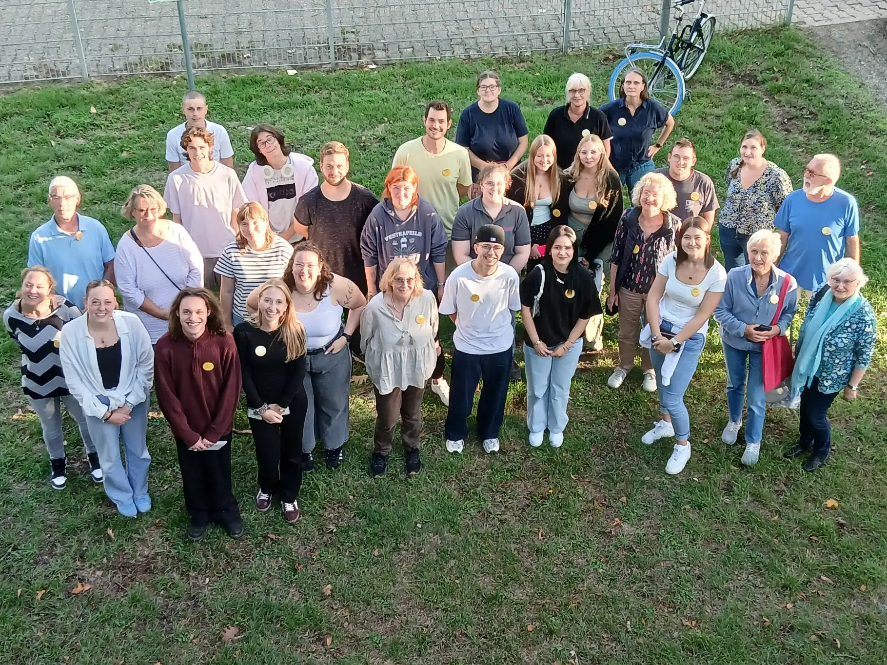 Zahlreiche ehrenamtliche „Buddies“ bereiten sich gemeinsam auf ihren Einsatz bei der Kinderstadt Düria in den Herbstferien vor.