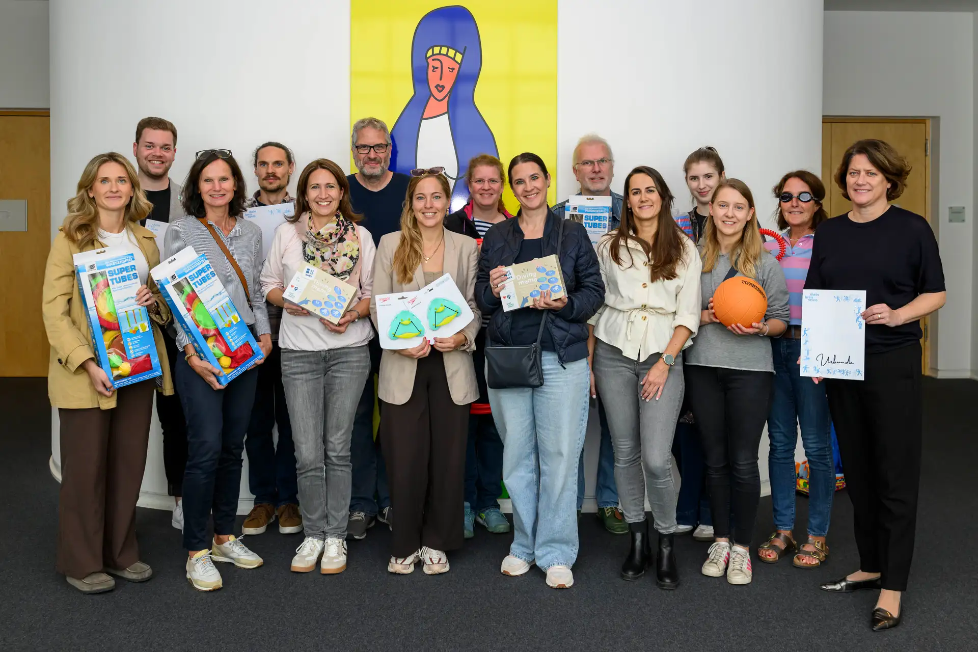 Landrätin Katharina Reinhold (r.) und Lars Witte (2.v.l.), Leiter des Amtes für Sportförderung, ehrten die Schulen für ihre Teilnahme am Schwimmabzeichen-Wettbewerb des Rhein-Kreises Neuss.