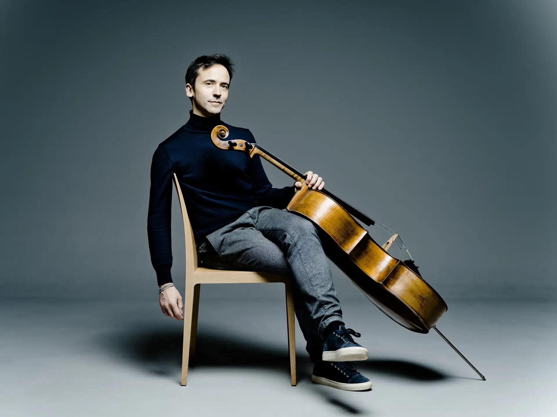 Der Cellist Jean-Guihen Queyras ist bei einem Auftritt zu sehen.