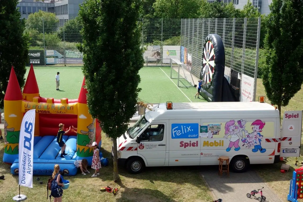 Eine Hüpfburg und eine Riesendartscheibe des Spielmobils „Felix“ bei einem Fest im Stadtwerke Sportpark.