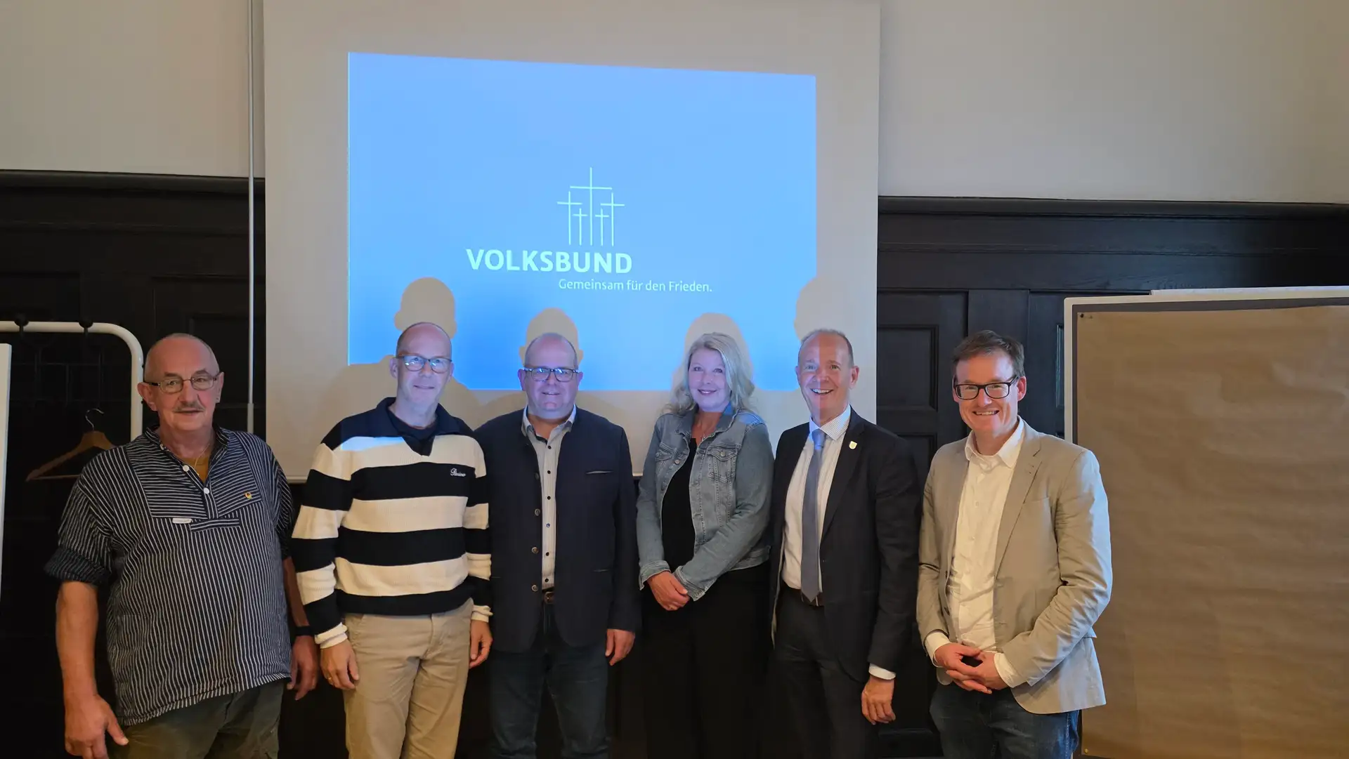 Gruppenfoto von Mitgliedern des VDK-Kreisverbands Olpe mit Regionalgeschäftsführer Jens Effkemann, Landrat Theo Melcher sowie weiteren Personen in einer Reihe.