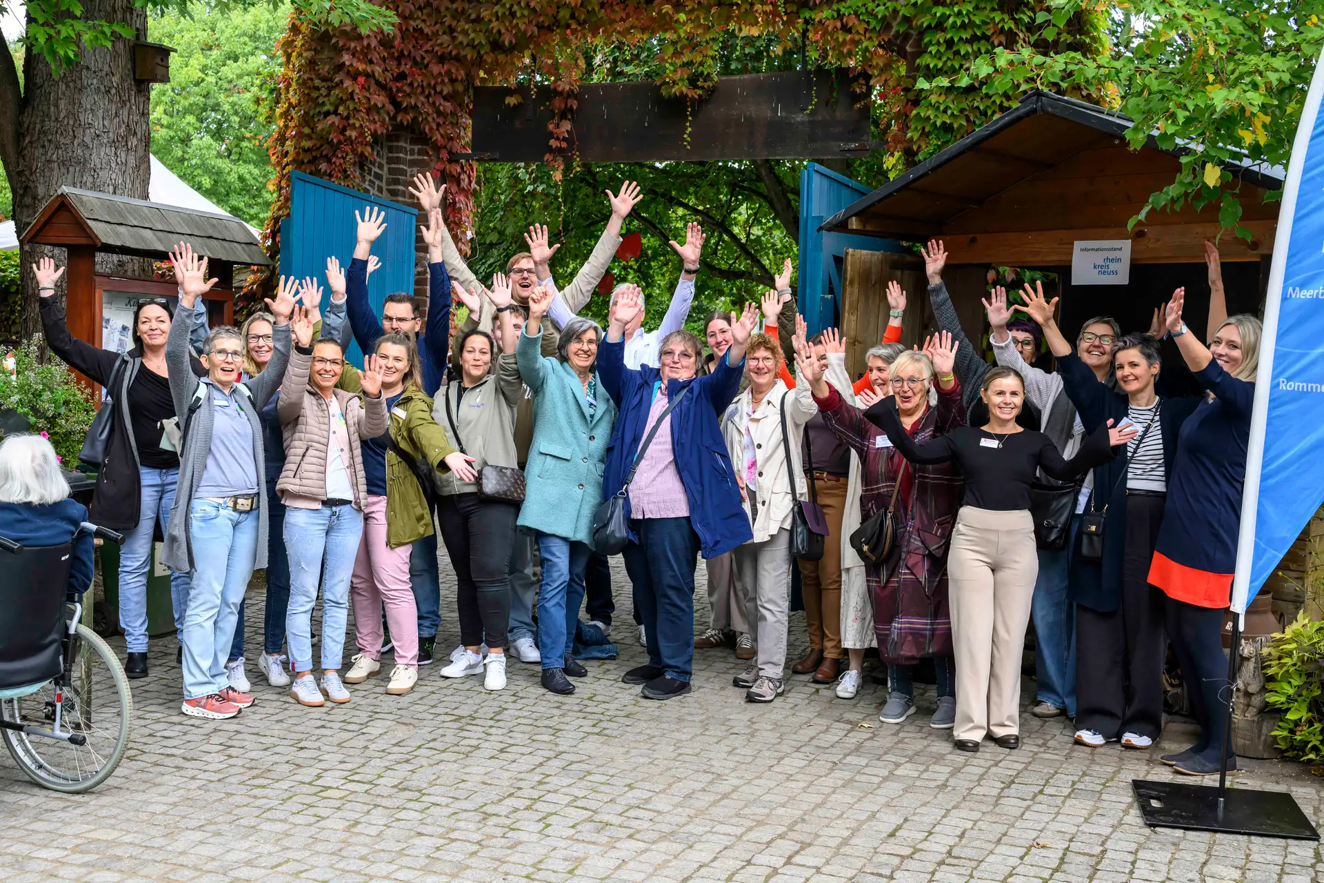 Kreisgesundheitsdezernent Sebastian Johnen und die Vertreterinnen und Vertreter von Verwaltung und Demenz-Initiativen beim Aktionstag auf dem Kinderbauernhof