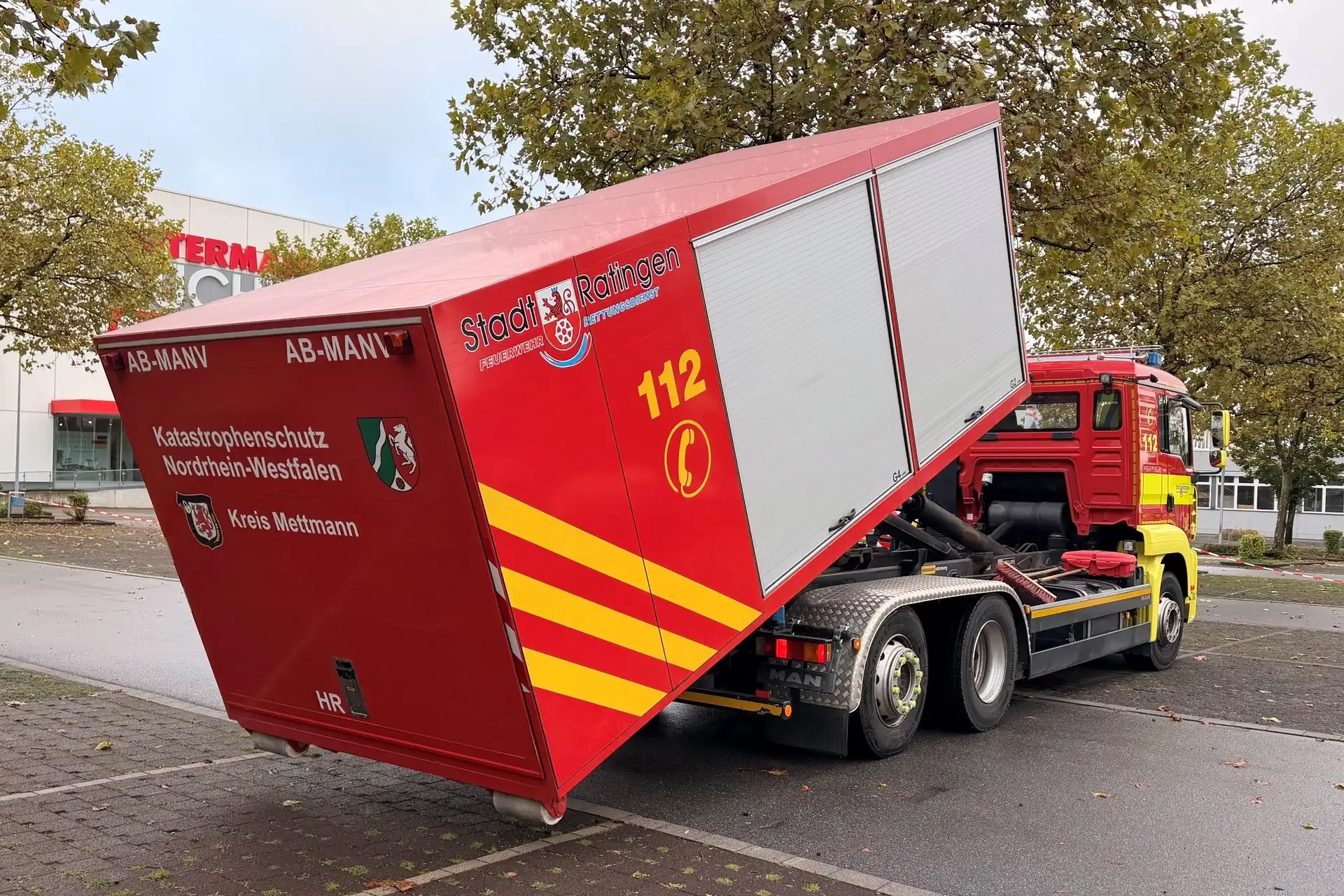 Abrollcontainer mit medizinischem Equipment bei einer Katastrophenschutzübung.