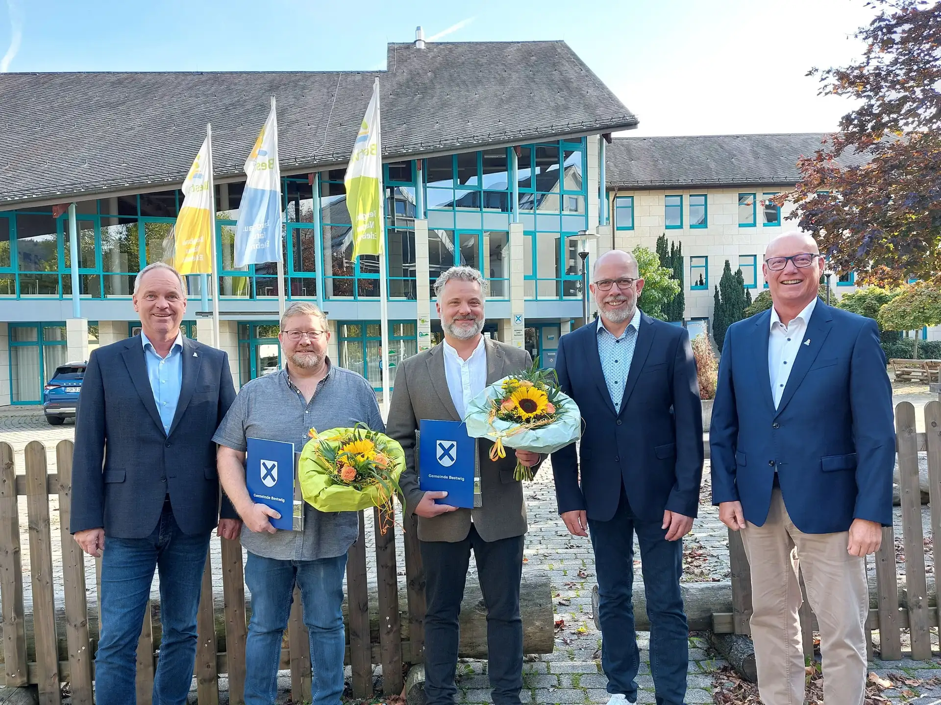 Fünf Männer stehen bei der Einführung der neuen Ortsheimatpfleger nebeneinander.