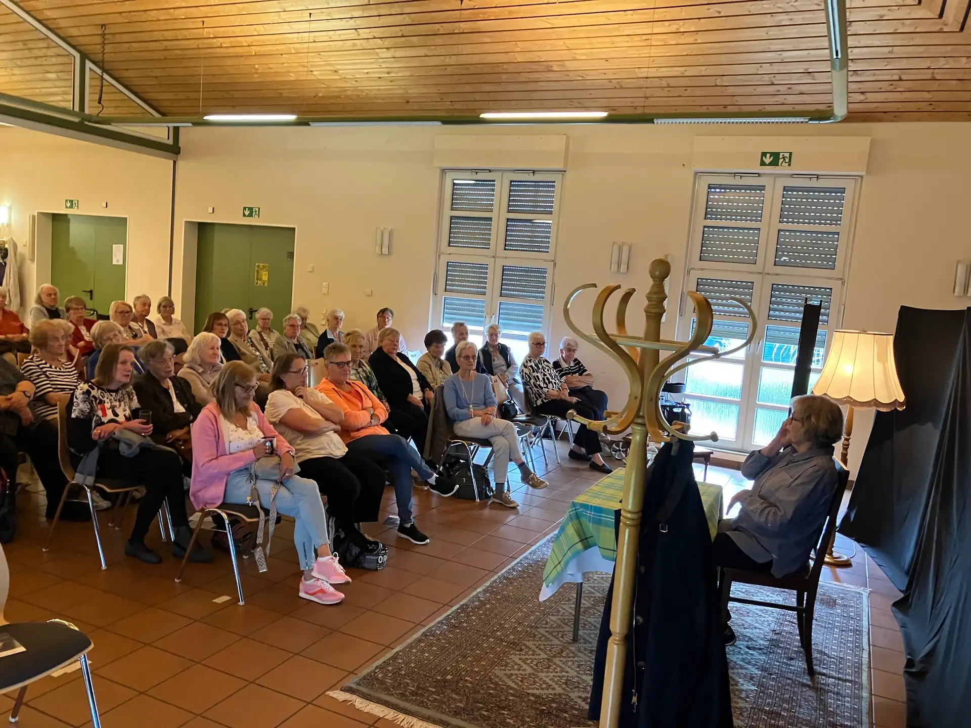 Menschen bei einer Veranstaltung zum Thema Kriminalprävention gegen Betrugsmaschen, offenbar bei einer Theateraufführung in Lünen-Süd.