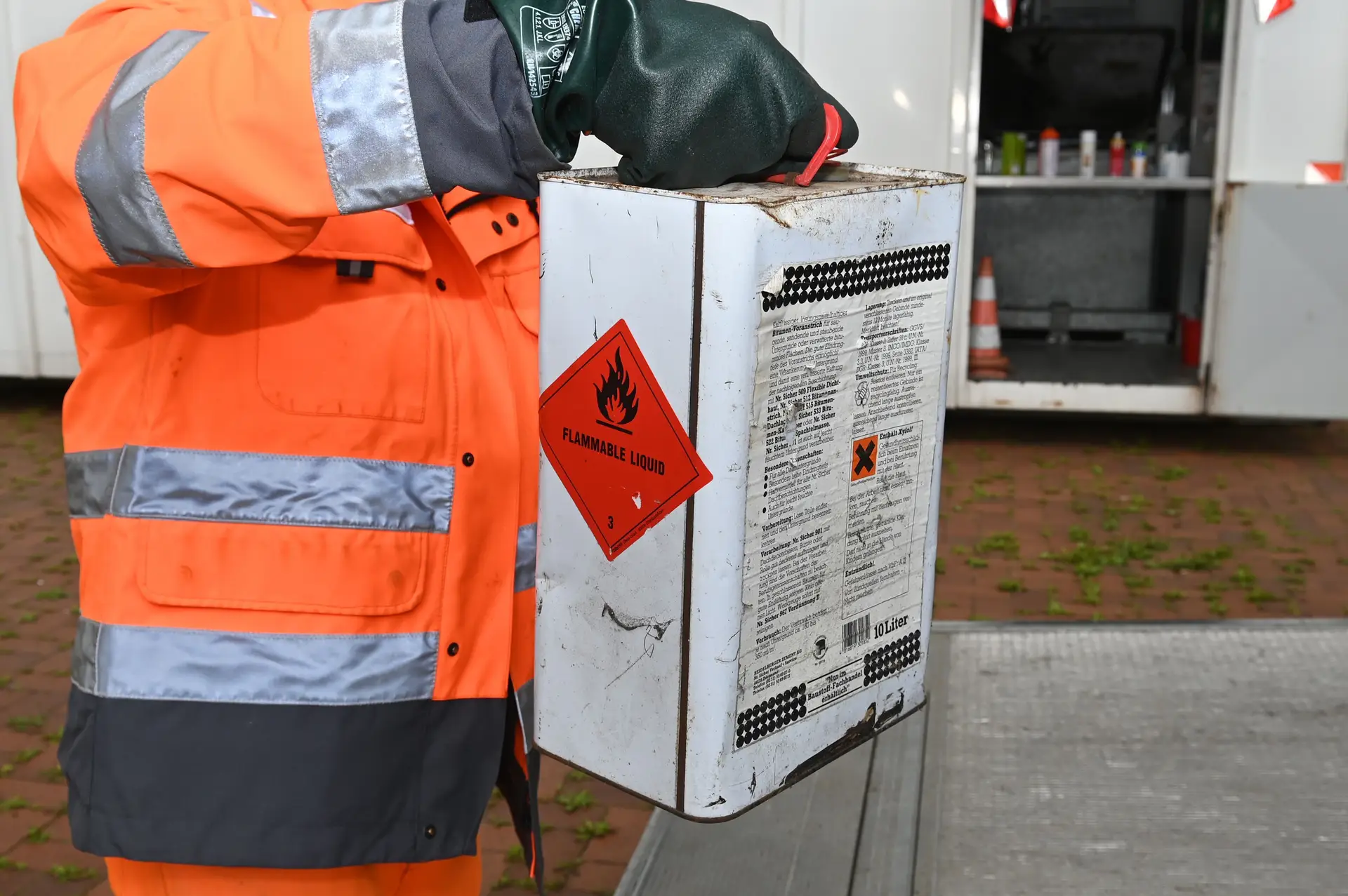 Schadstoffmobil sammelt gefährliche Abfälle ein