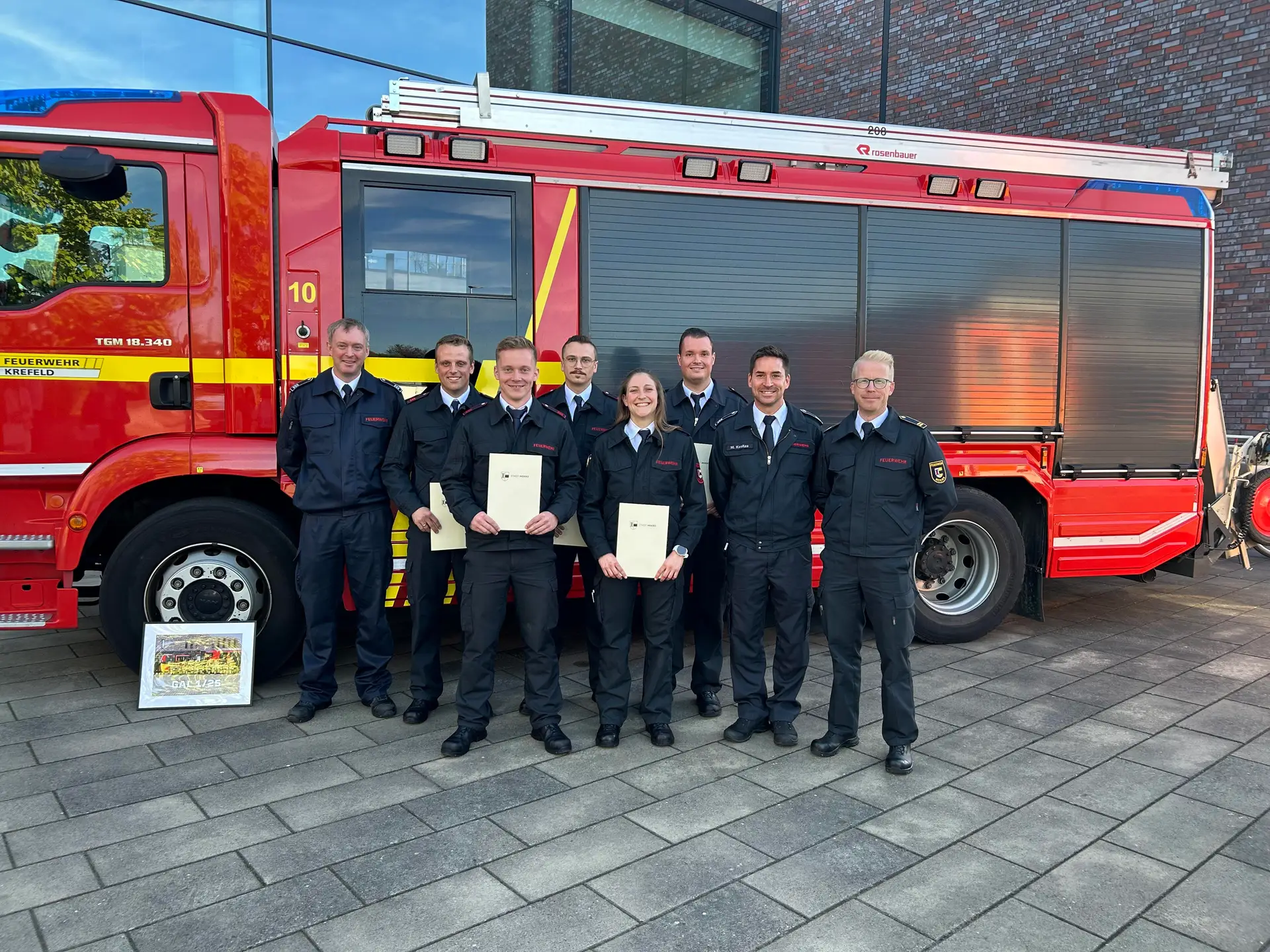 Fünf neue Brandmeisterinnen und Brandmeister sowie Verantwortliche bei der Feuerwehr Moers im Rahmen der Begrüßung zur Dienstaufnahme und Übergabe von Ernennungsurkunden.