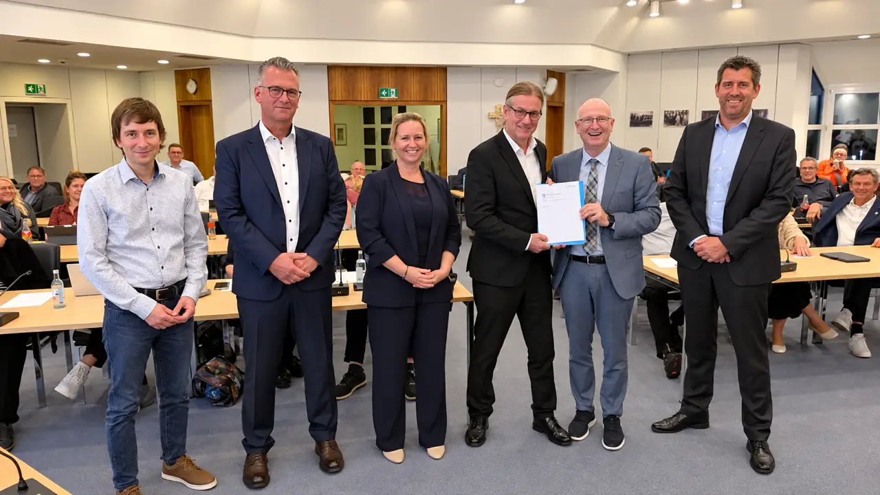 Personen von links: Lutz Verbeet, Mario Deckers, Stefanie Köster, Bürgermeister Dr. Dominik Pichler, Michael Esken und Tobias Fuß bei einer Übergabe im Rat.