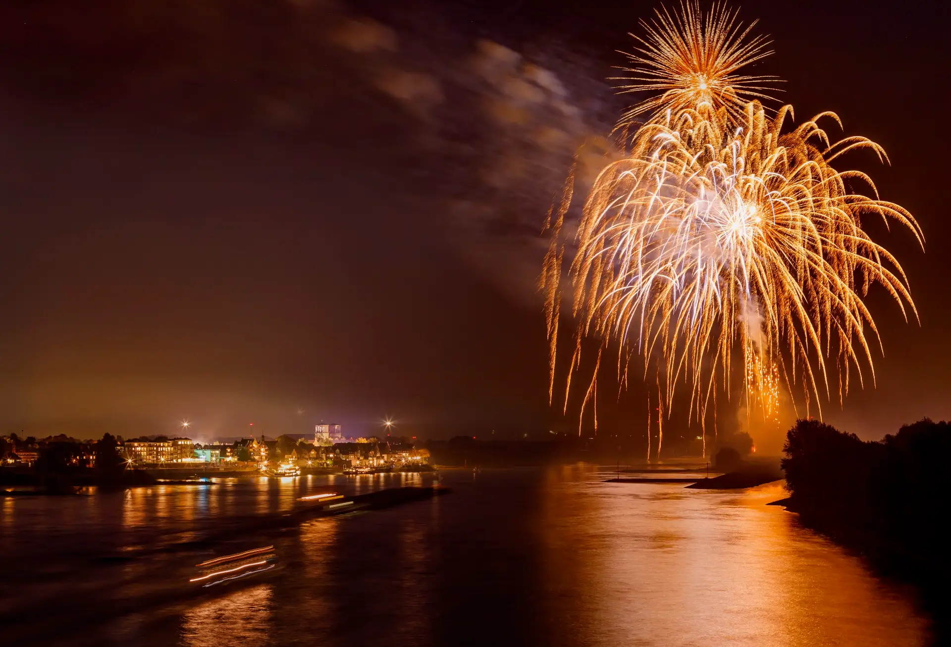 Der niedrige Rheinpegel lässt den Blick zum Feuerwerk in diesem Jahr von der Promenade in Richtung Rheinbrücke schweifen.