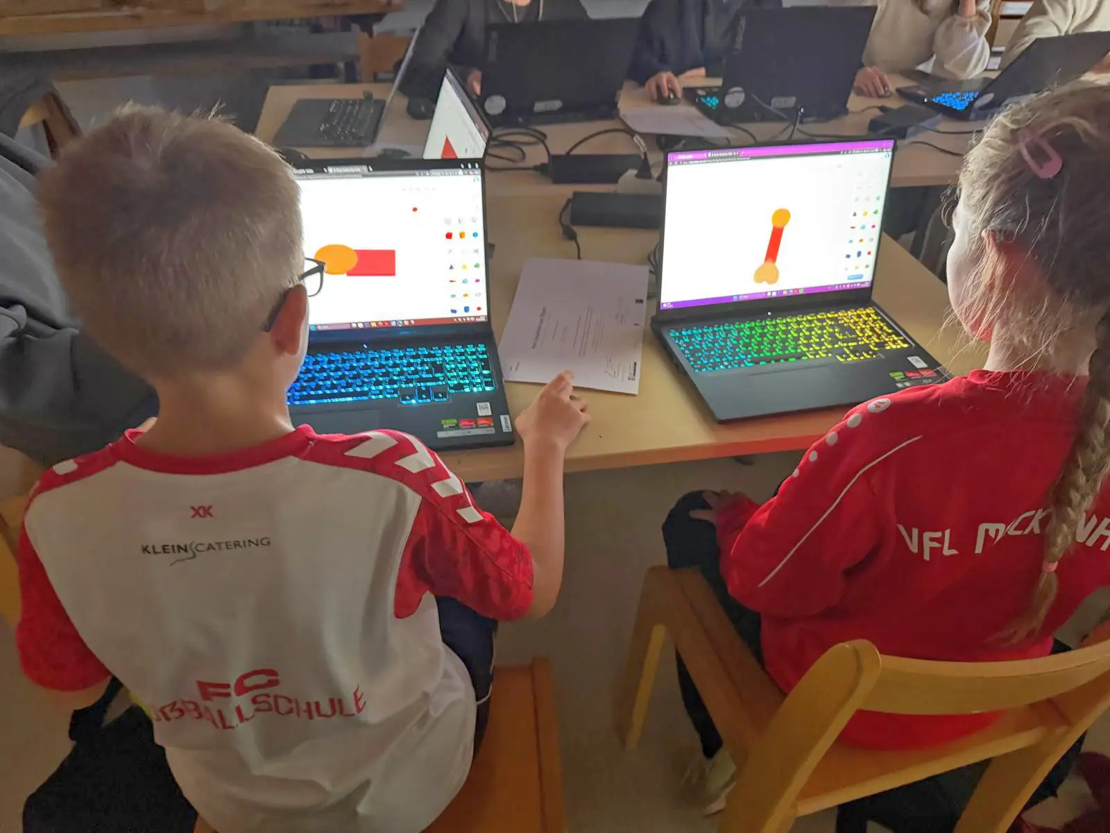 Mit großer Begeisterung setzen die Kinder ihre Ideen praktisch um.