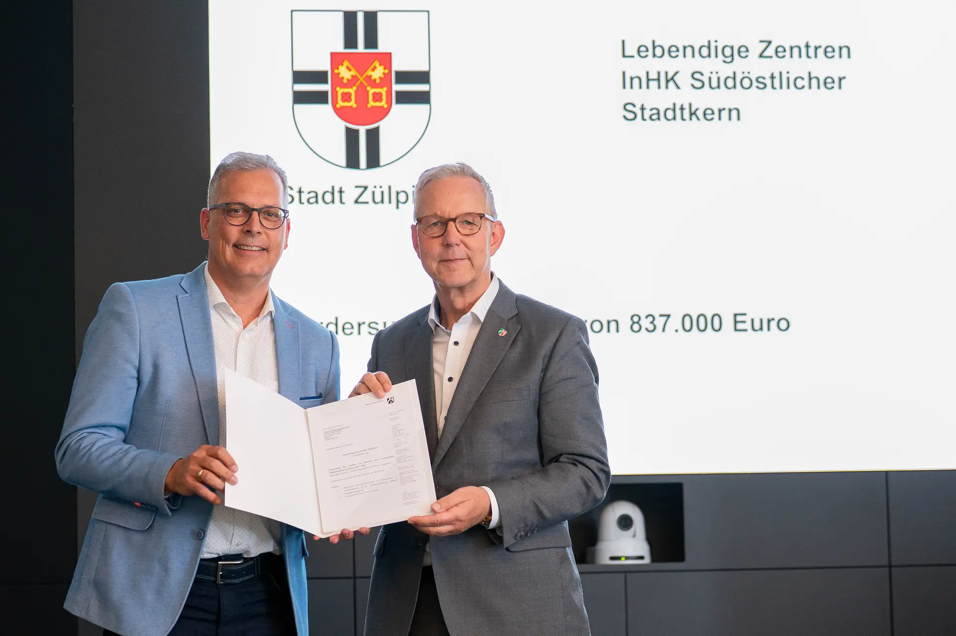 Aus den Händen von Regierungspräsident Gregor Lange (r.) konnte Bürgermeister Ulf Hürtgen den Bewilligungsbescheid für Städtebaufördermittel in Höhe von 837.000 Euro entgegennehmen.