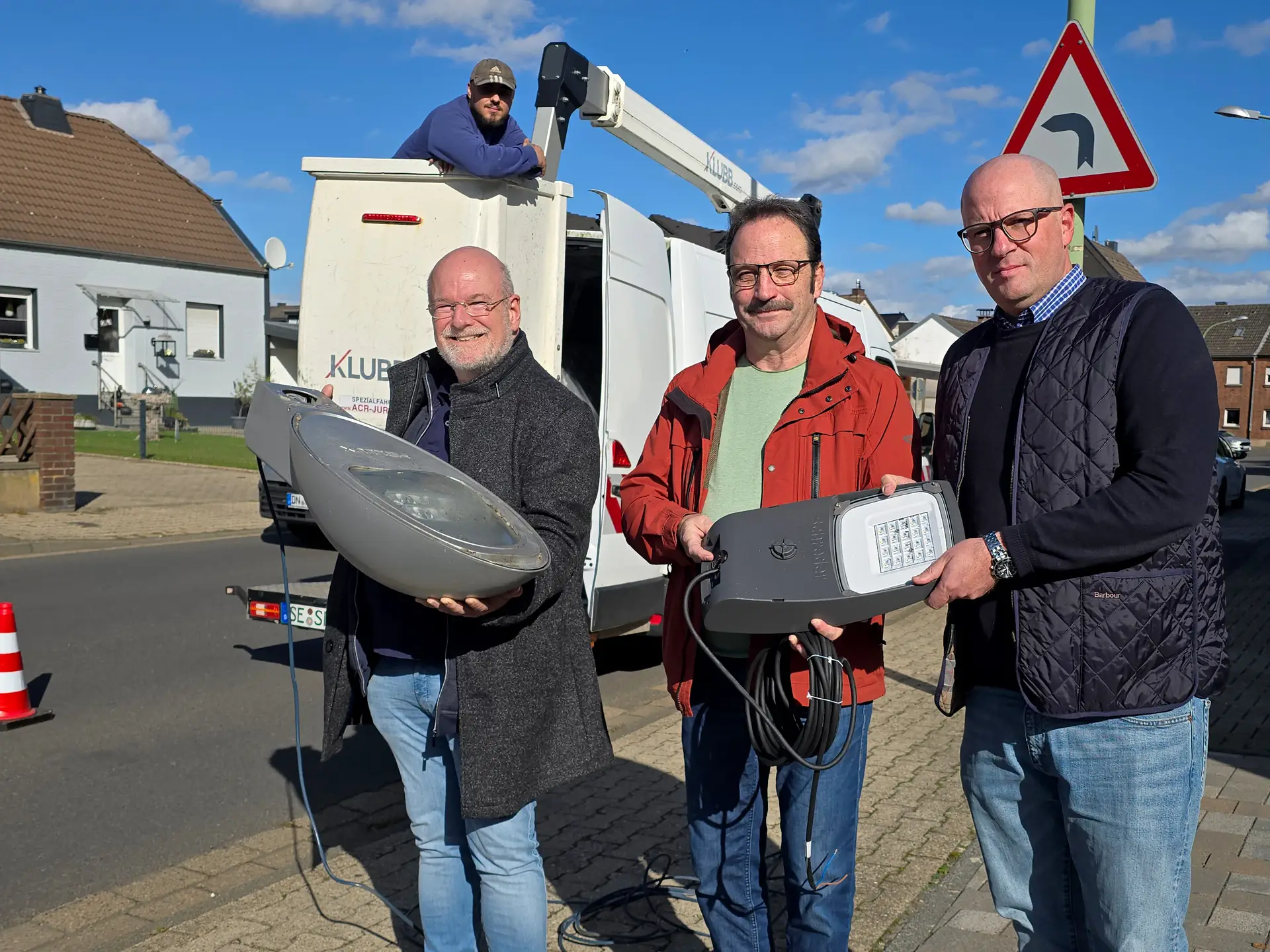 Bürgermeister Frank Peter Ullrich (links) präsentiert eine der bisherigen LED-Leuchten der Straßenlaternen. Wilbert Braun (Mitte) vom DSB und DSB-Leiter Benjamin Savelsberg (rechts) zeigen die neuen LED-Leuchten.