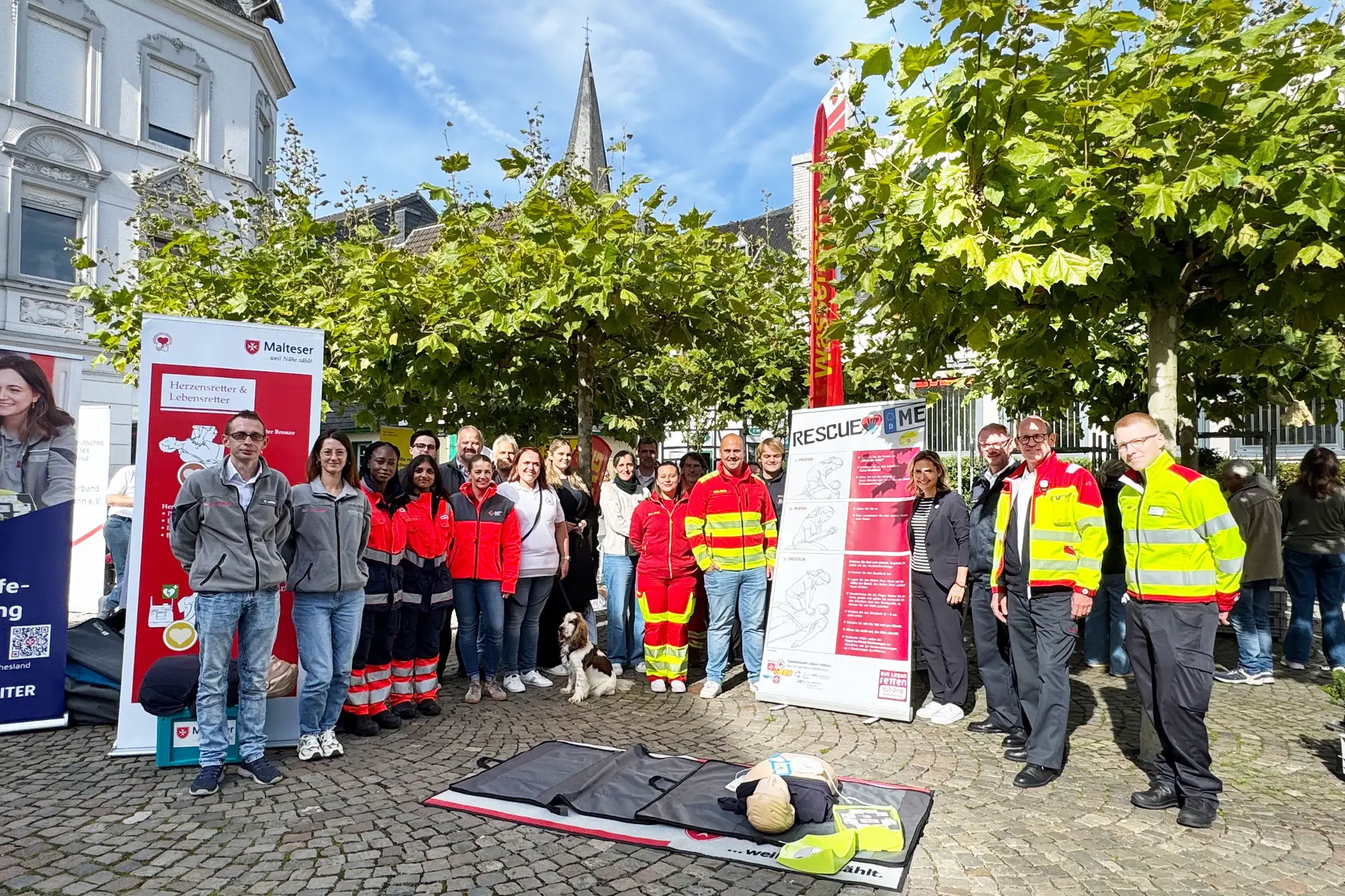 Vertreterinnen und Vertreter der teilnehmenden Institutionen und Organisationen beim Tag der Wiederbelebung 2026 auf dem Jubiläumsplatz in Mettmann.