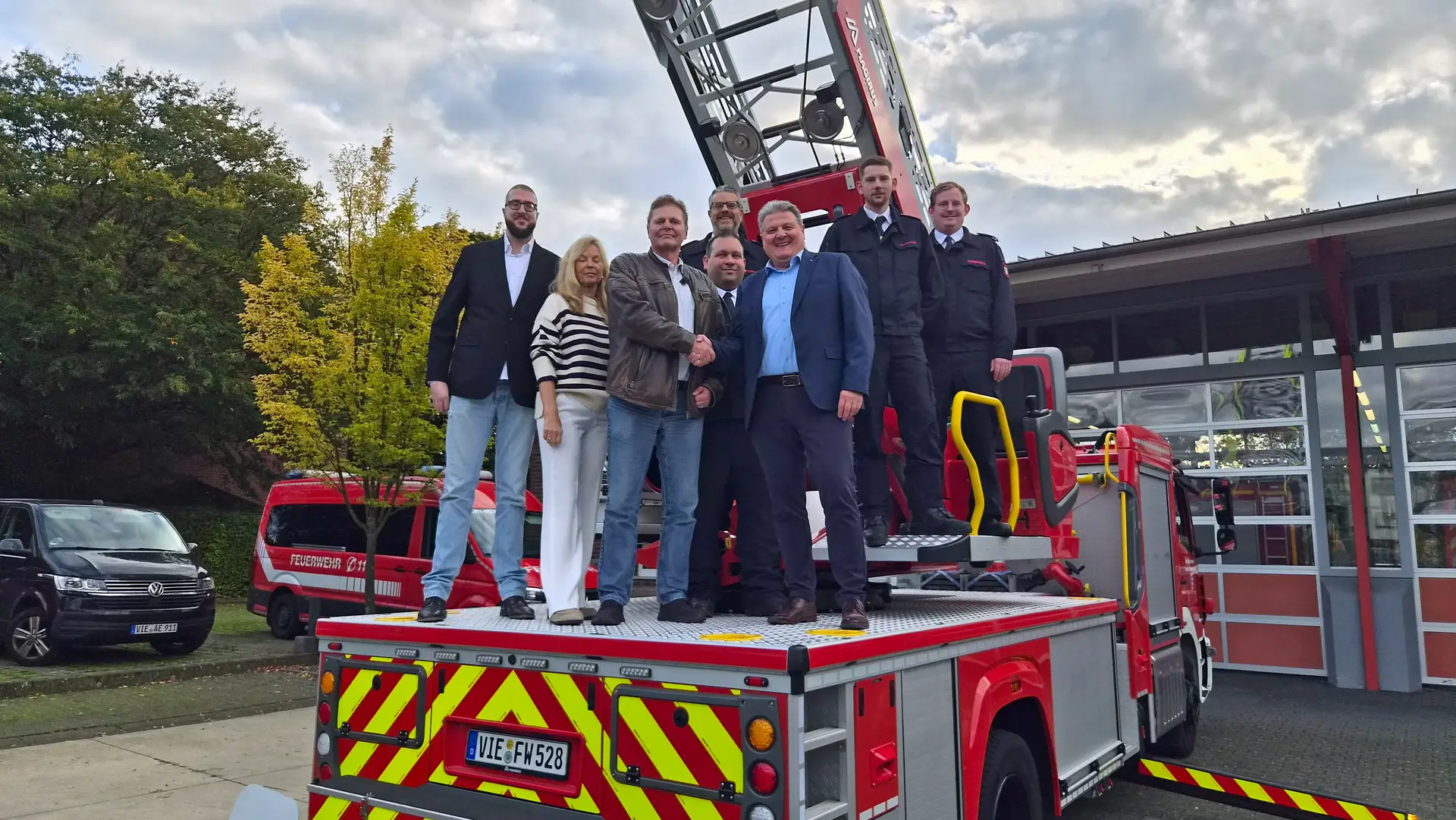 Das Team der Provinzial Niederkrüchten, Vertreter der Freiwilligen Feuerwehr Niederkrüchten und Bürgermeister Thomas Ricker.