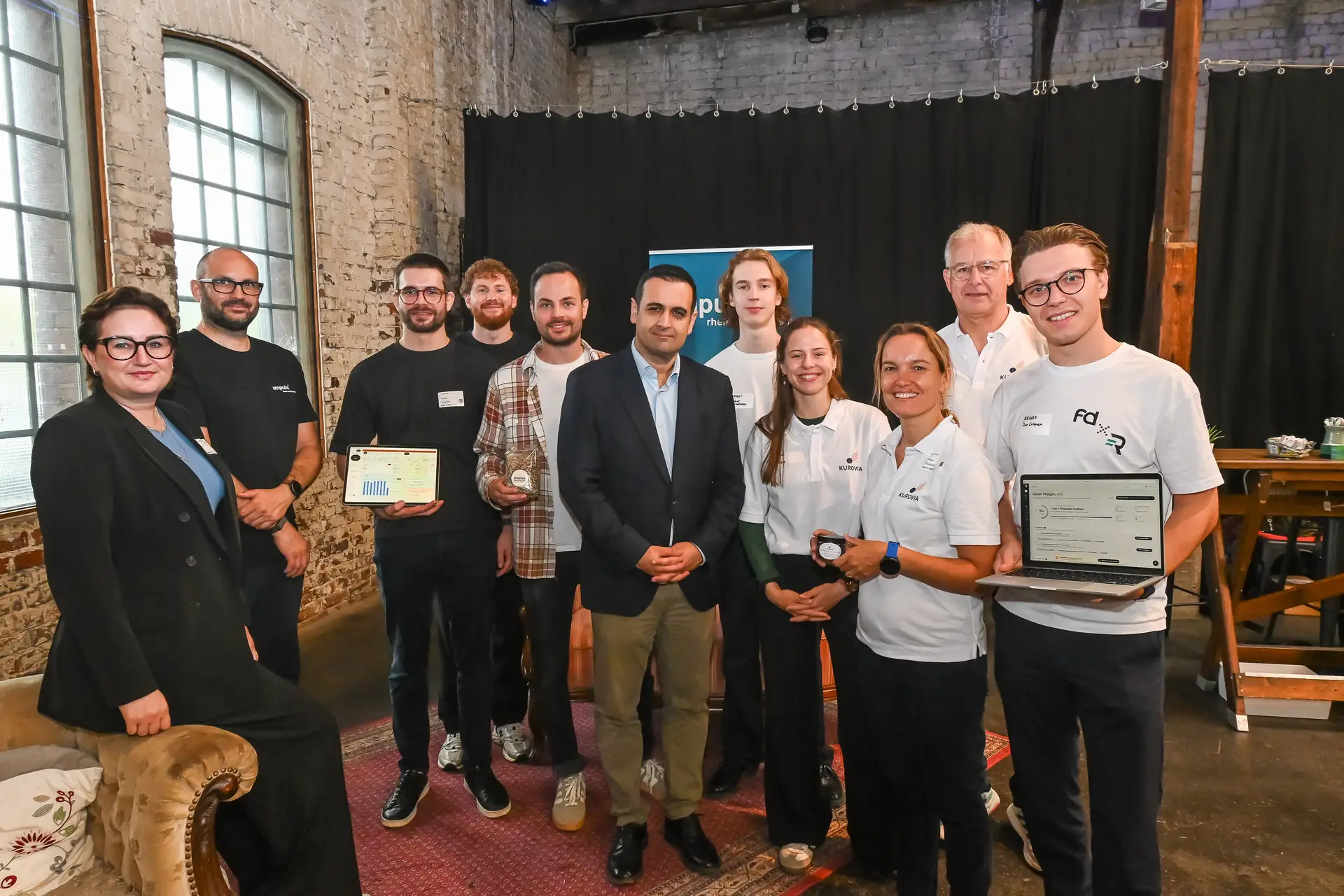 Kreisdezernent Bijan Djir-Sarai (M.) mit (v.l.) Eva de Schrevel, Ingo Stefes und Dominik Hintzen (4.v.l.) von der impuls.RheinKreisNeuss Wirtschaftsförderung sowie mit den Start-ups Außendienst App, Stullenwunder, Reguly und Kurovia GmbH