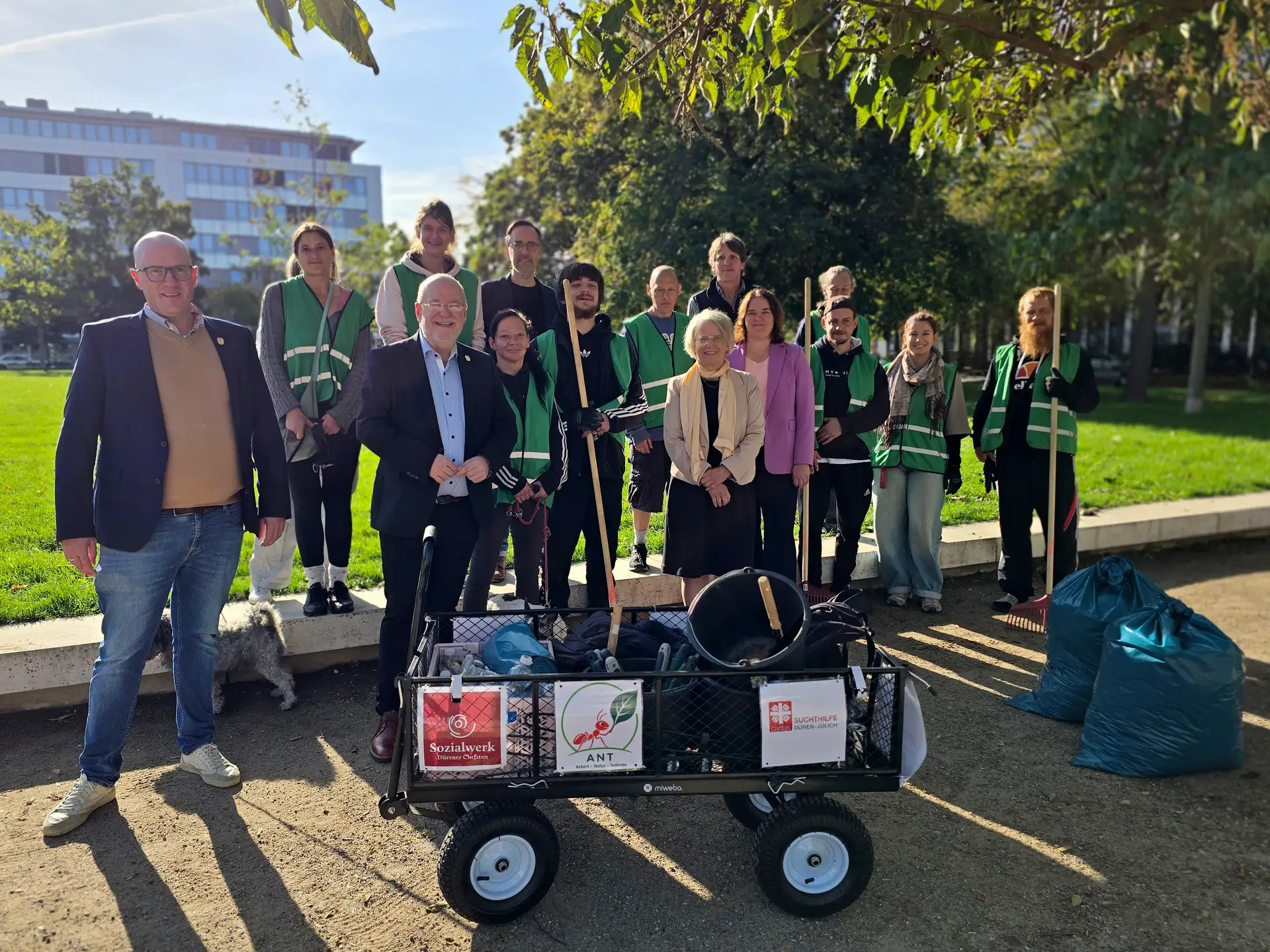 Die Projektgruppe ANT bei der Arbeit; Bürgermeister Frank Peter Ullrich, Sybille Haußmann und Benjamin Savelsberg besuchen die Teilnehmerinnen und Teilnehmer.