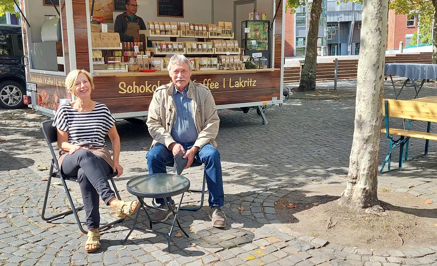 Fünf Jahre Wochenmarkt: Corinna Hauenstein und Hans-Josef Lang initiierten den Markt. Bild: Martina Thiele-Effertz/Stadt Hürth