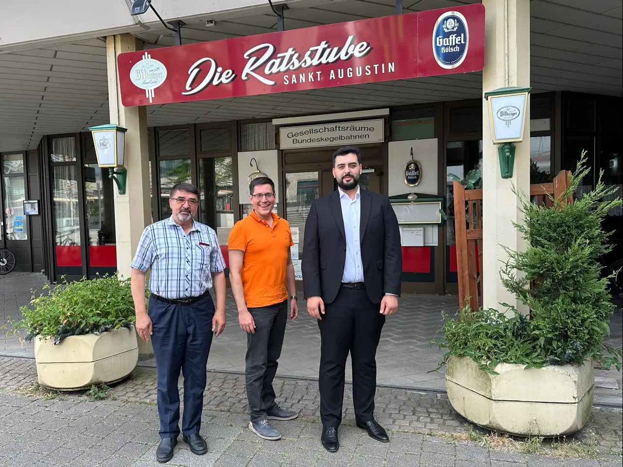 - Bild: Bürgermeister Dr. Max Leitterstorf (Mitte) und Steakhouse-Betreiberfamilie Kilinc