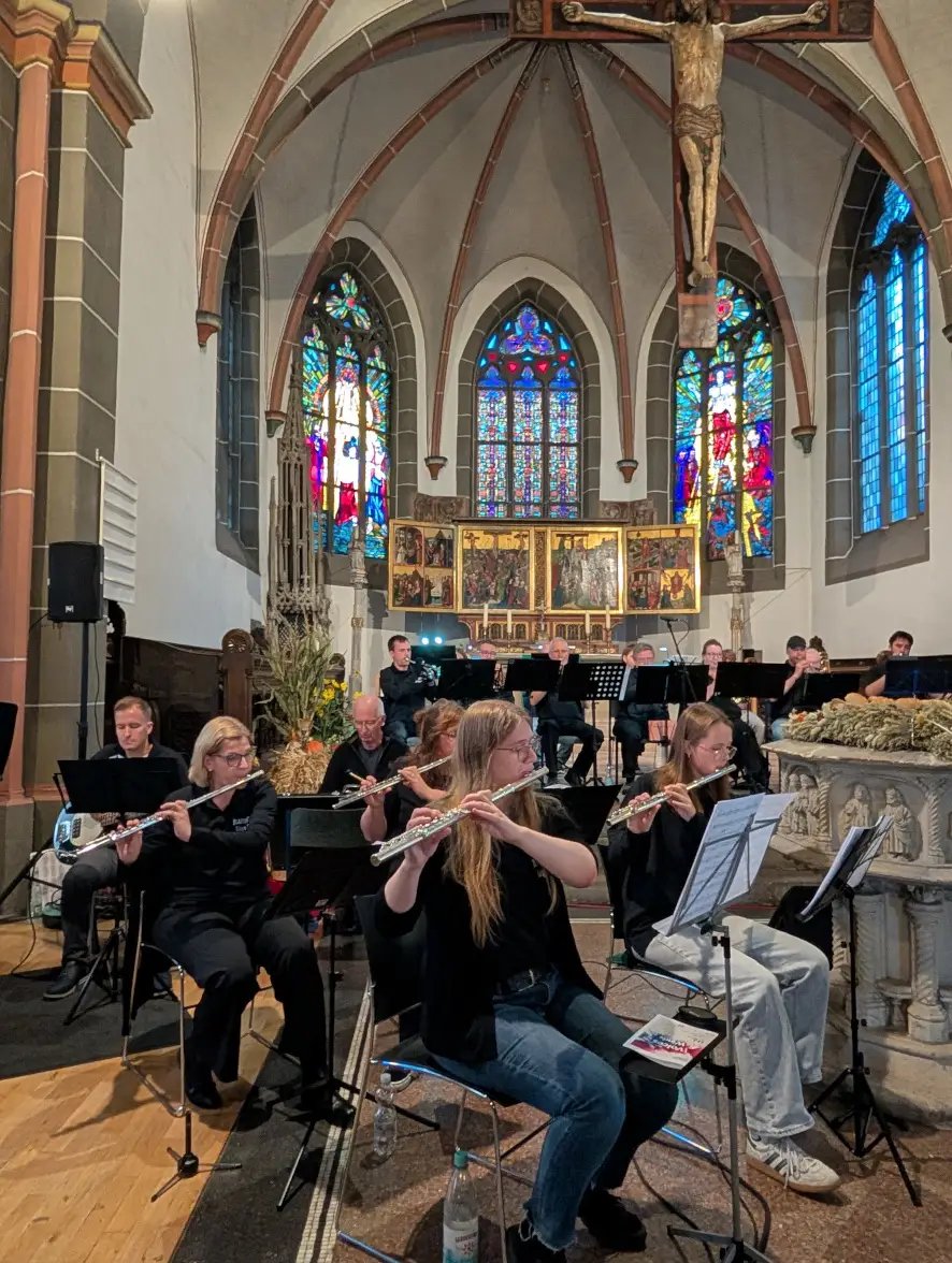 Die Kombination aus jungen Stimmen und großem Blasorchester sorgte für einen abwechslungsreichen Konzertabend in der Stadtkirche St. Georg.
