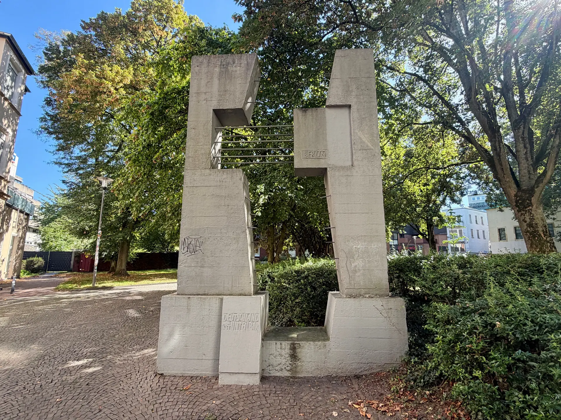 Am Denkmal „Unteilbares Deutschland“ werden Vertreter der Städte Recklinghausen und Schmalkalden mit einem Kranz dargestellt.