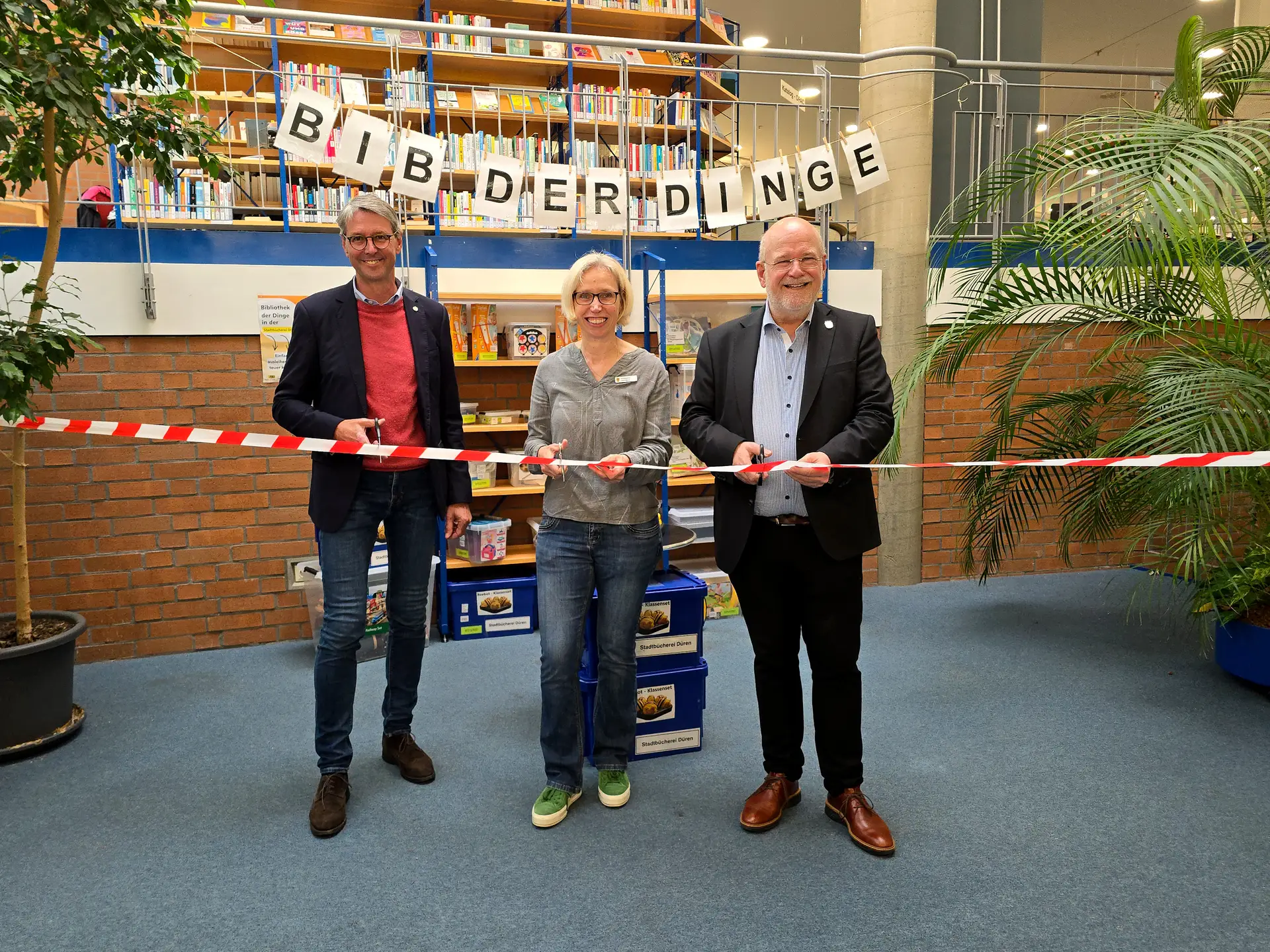 (v.l.n.r.) Der aktuelle Präsident des Rotary Clubs Düren, Franz-Josef Becker, Alexandra Oidtmann, die Leiterin der Stadtbücherei Düren, und Bürgermeister Frank Peter Ullrich eröffneten die Bibliothek der Dinge in der Stadtbücherei.