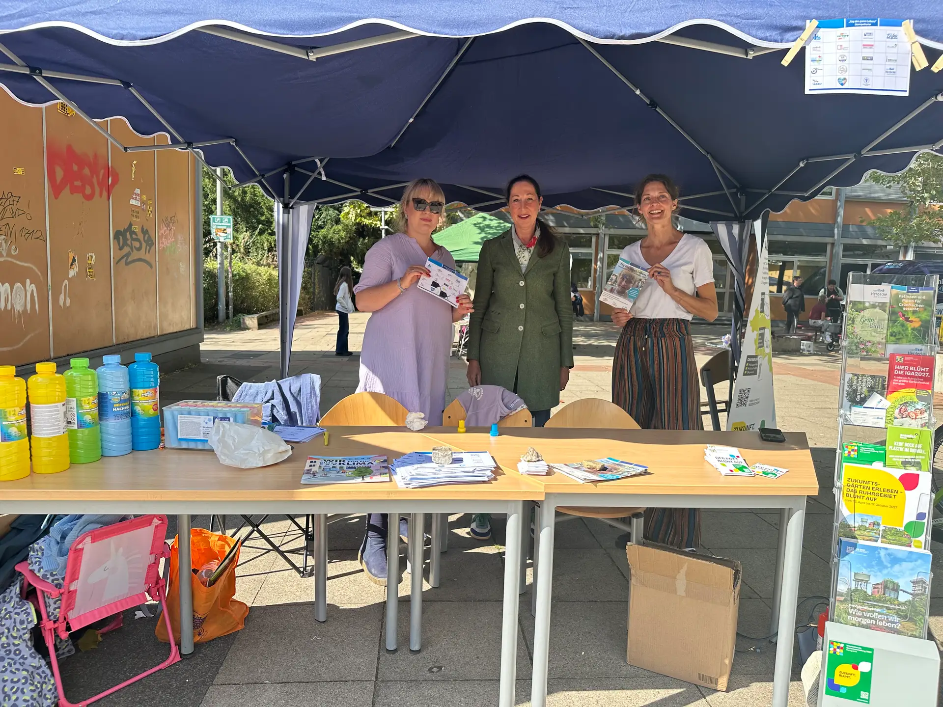 Drei Personen stehen nebeneinander: Saskia Dauber, Bürgermeisterin Iris Stalzer und Nina Kellersmann.
