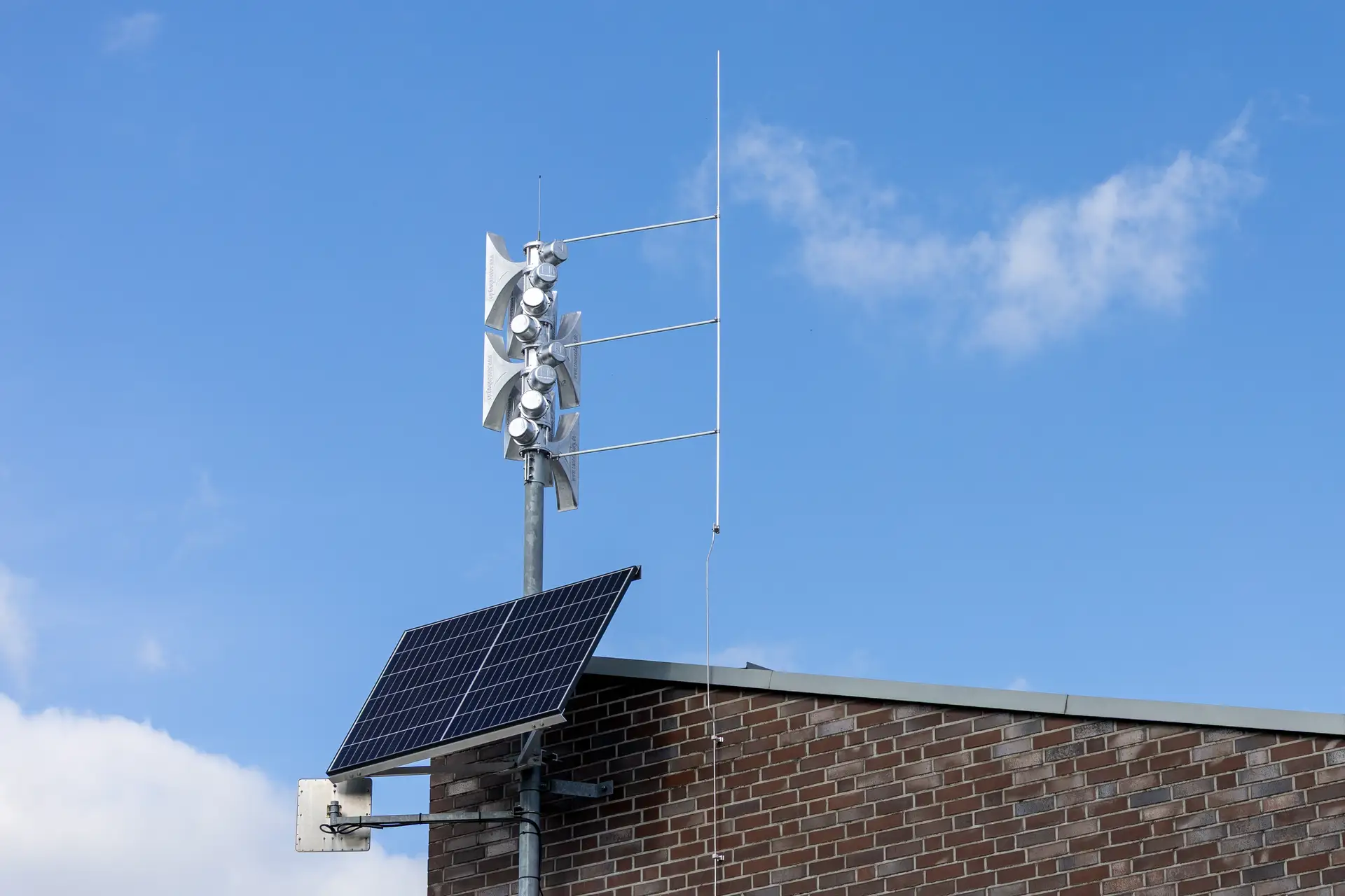 Eine kürzlich modernisierte Sirenenanlage auf einem öffentlichen Gebäude in Kleve. Bild: Stadt Kleve.